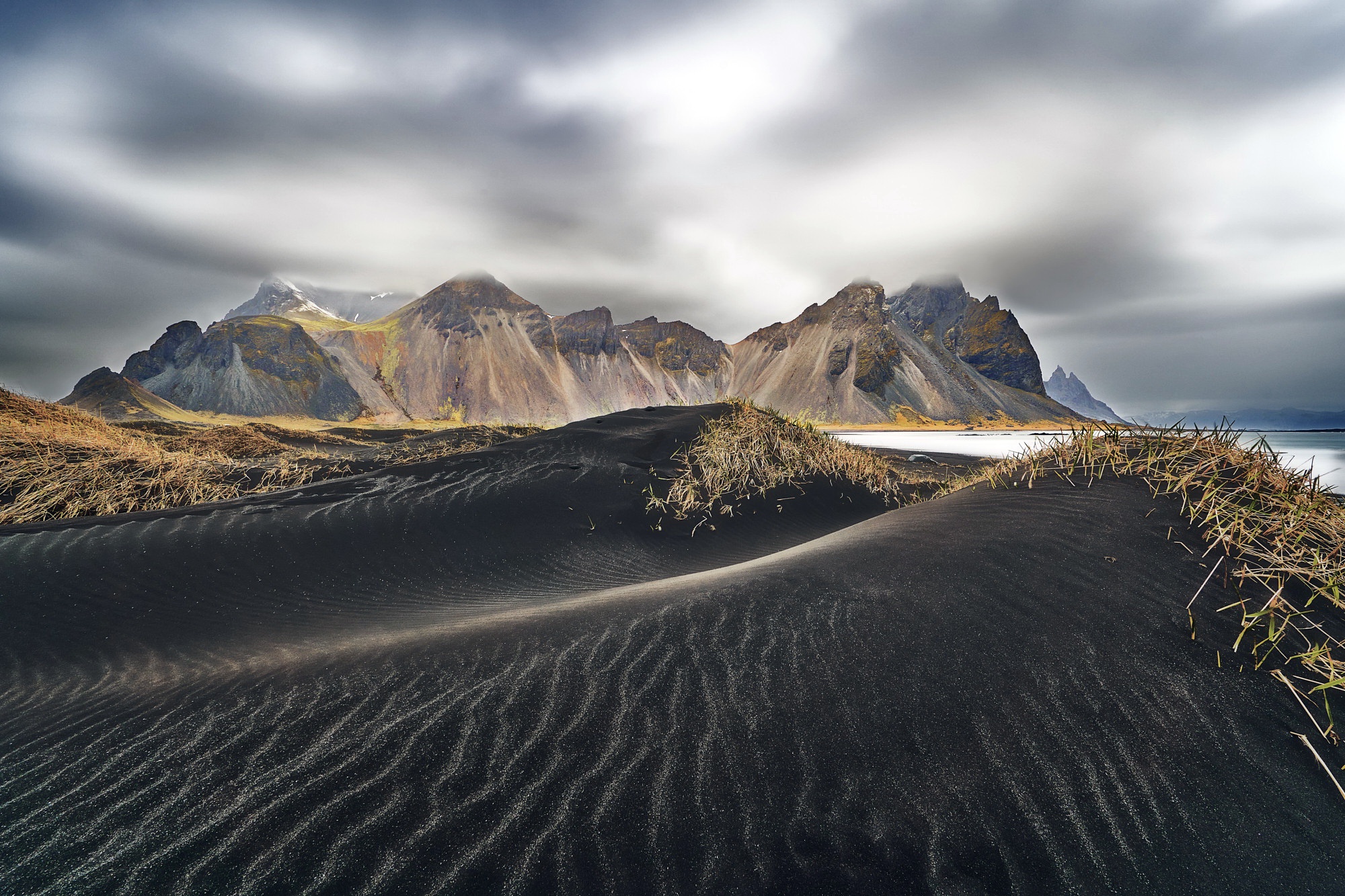 Скачать картинку Горы, Песок, Исландия, Ландшафт, Земля/природа, Вестрахорн в телефон бесплатно.