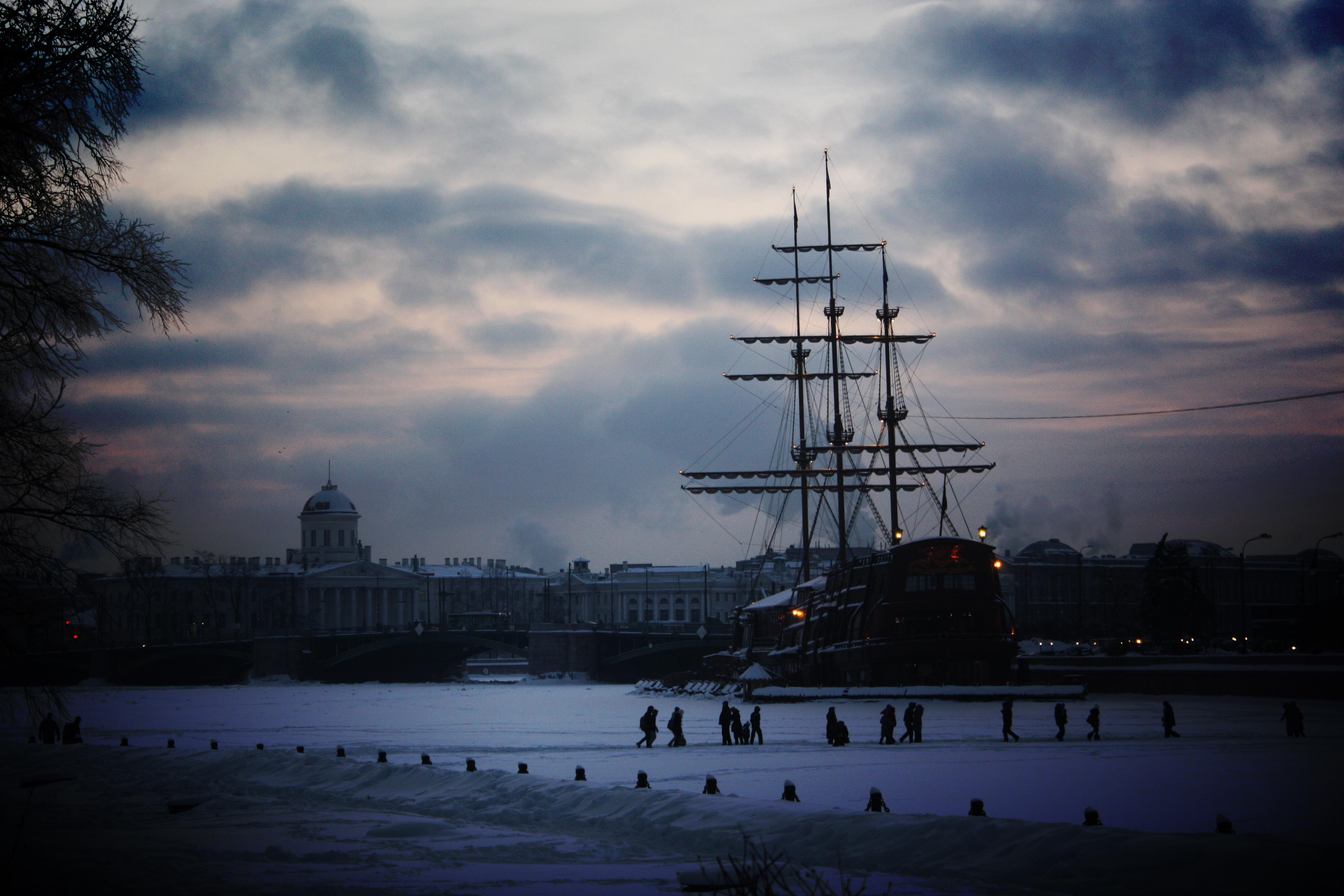 Скачать картинку Города, Корабль, Санкт Петербург, Сделано Человеком в телефон бесплатно.