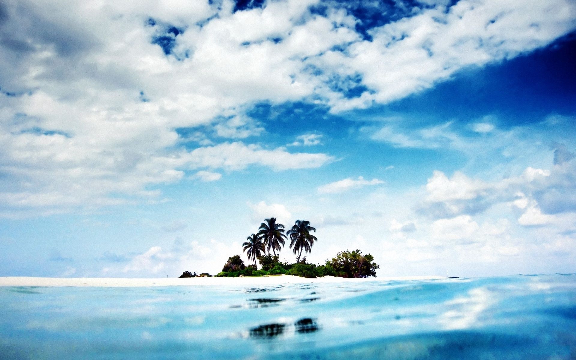 79017 скачать обои природа, пальмы, небо, море, облака, остров, голубая вода, ясно, суша, необитаемый - заставки и картинки бесплатно