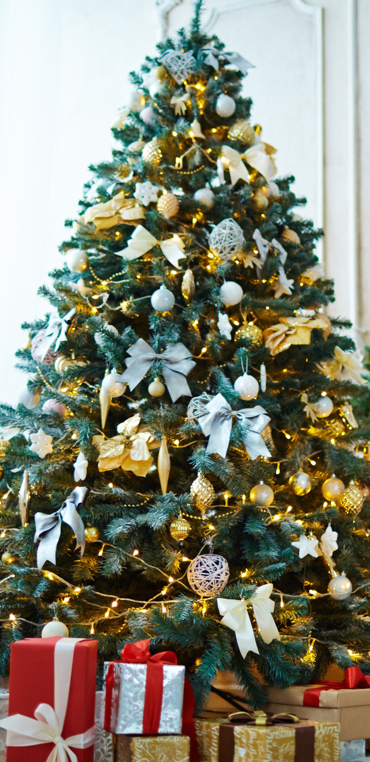 Download mobile wallpaper Christmas, Holiday, Gift, Christmas Tree, Christmas Ornaments for free.