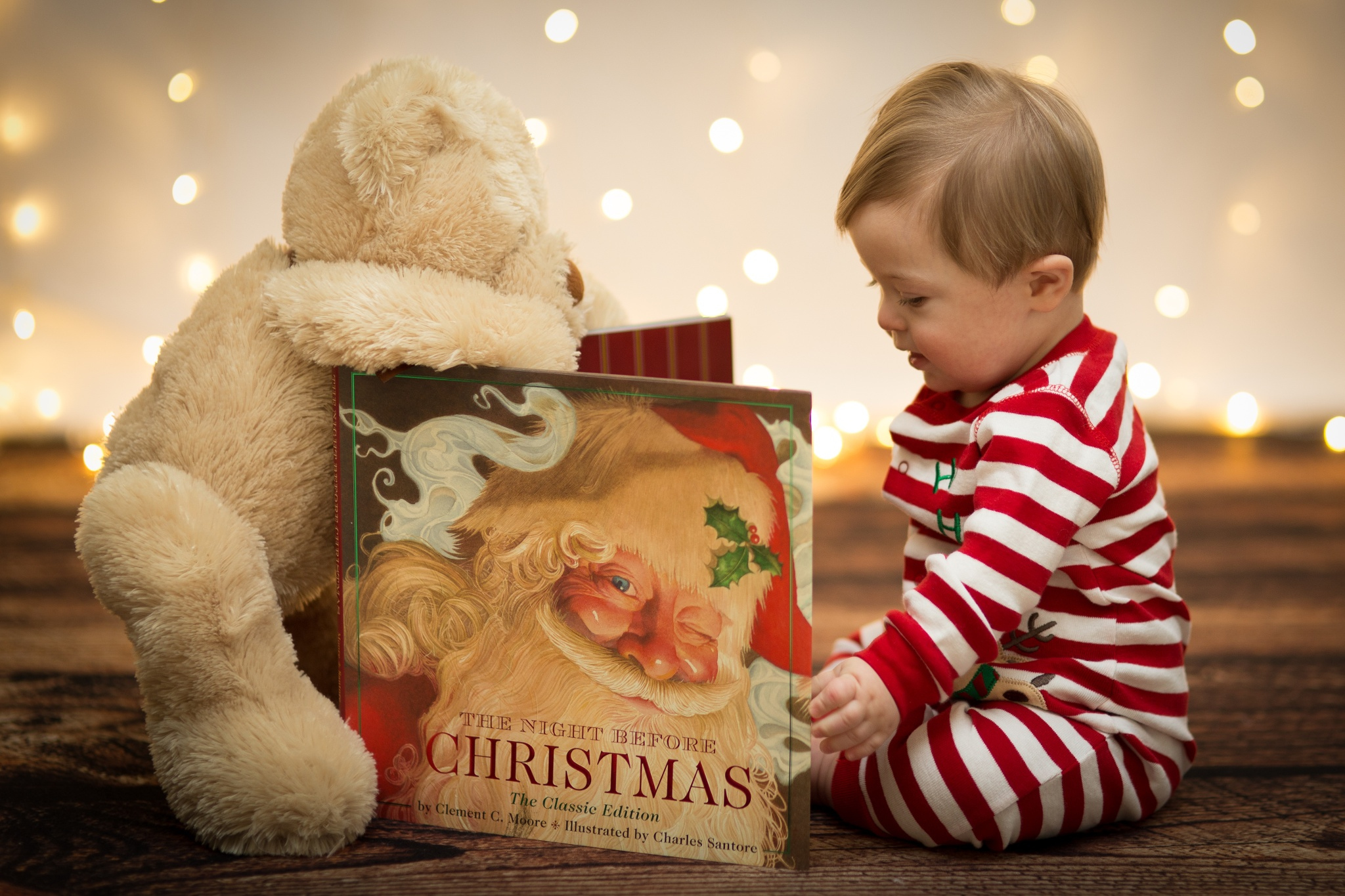 Скачать картинку Рождество, Книга, Плюшевый Мишка, Младенец, Праздничные, Санта в телефон бесплатно.