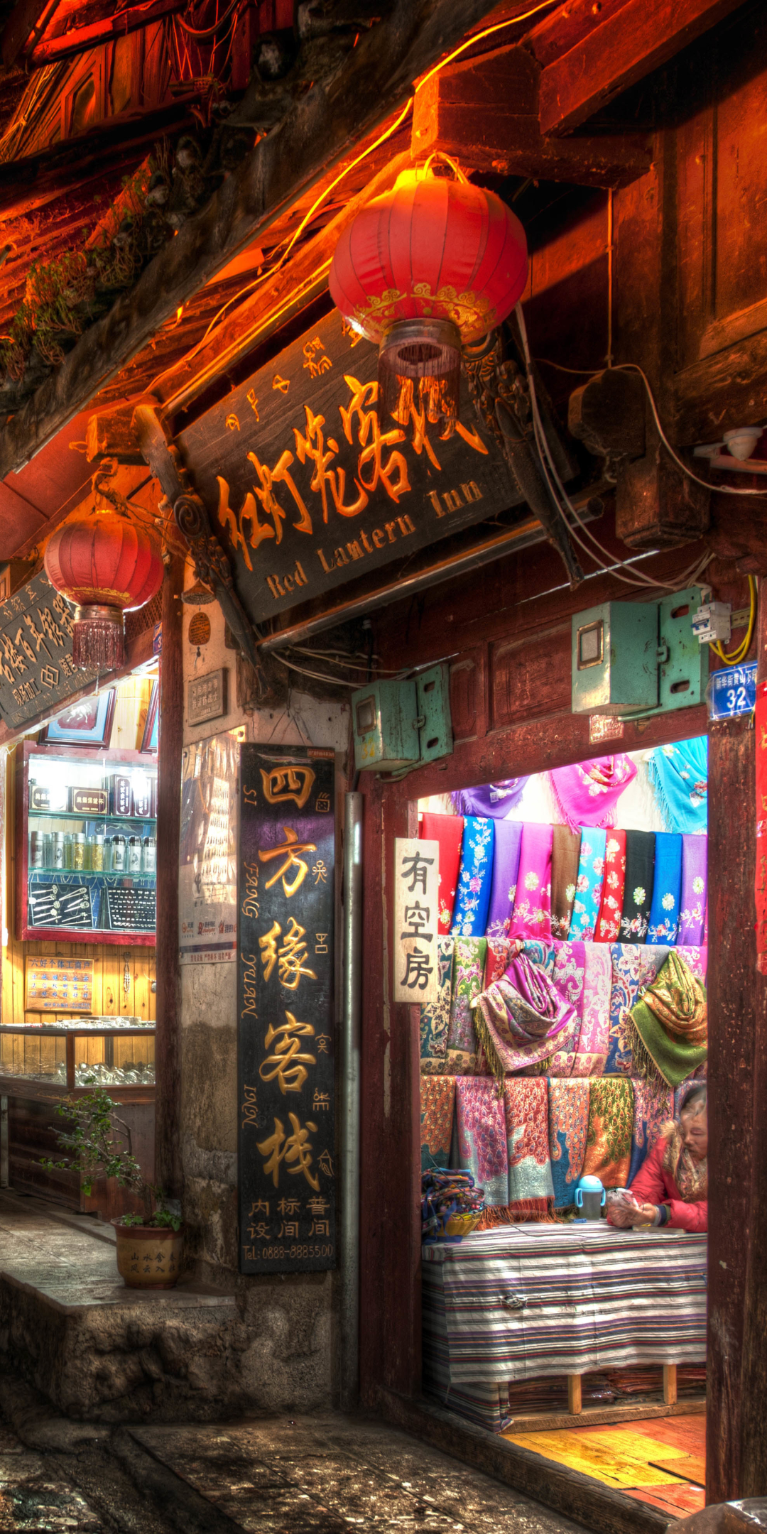 Handy-Wallpaper Städte, Straße, China, Orientalisch, Nacht, Lijiang, Menschengemacht, Innerortsstraße kostenlos herunterladen.