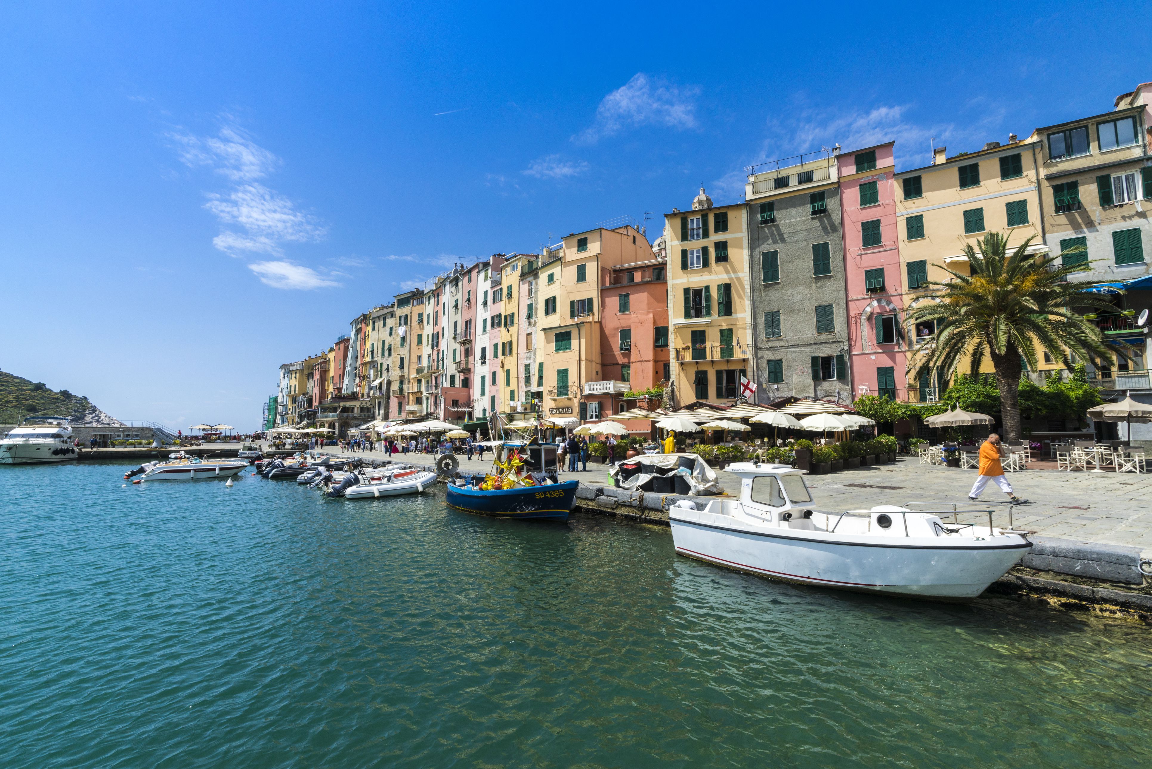 Handy-Wallpaper Städte, Menschen, Italien, Gebäude, Boot, Menschengemacht, Ligurien kostenlos herunterladen.