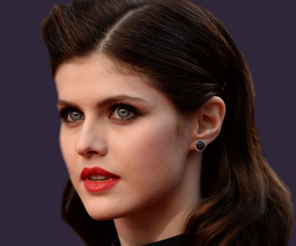 Free download wallpaper Face, Brunette, Earrings, Blue Eyes, American, Celebrity, Actress, Alexandra Daddario on your PC desktop