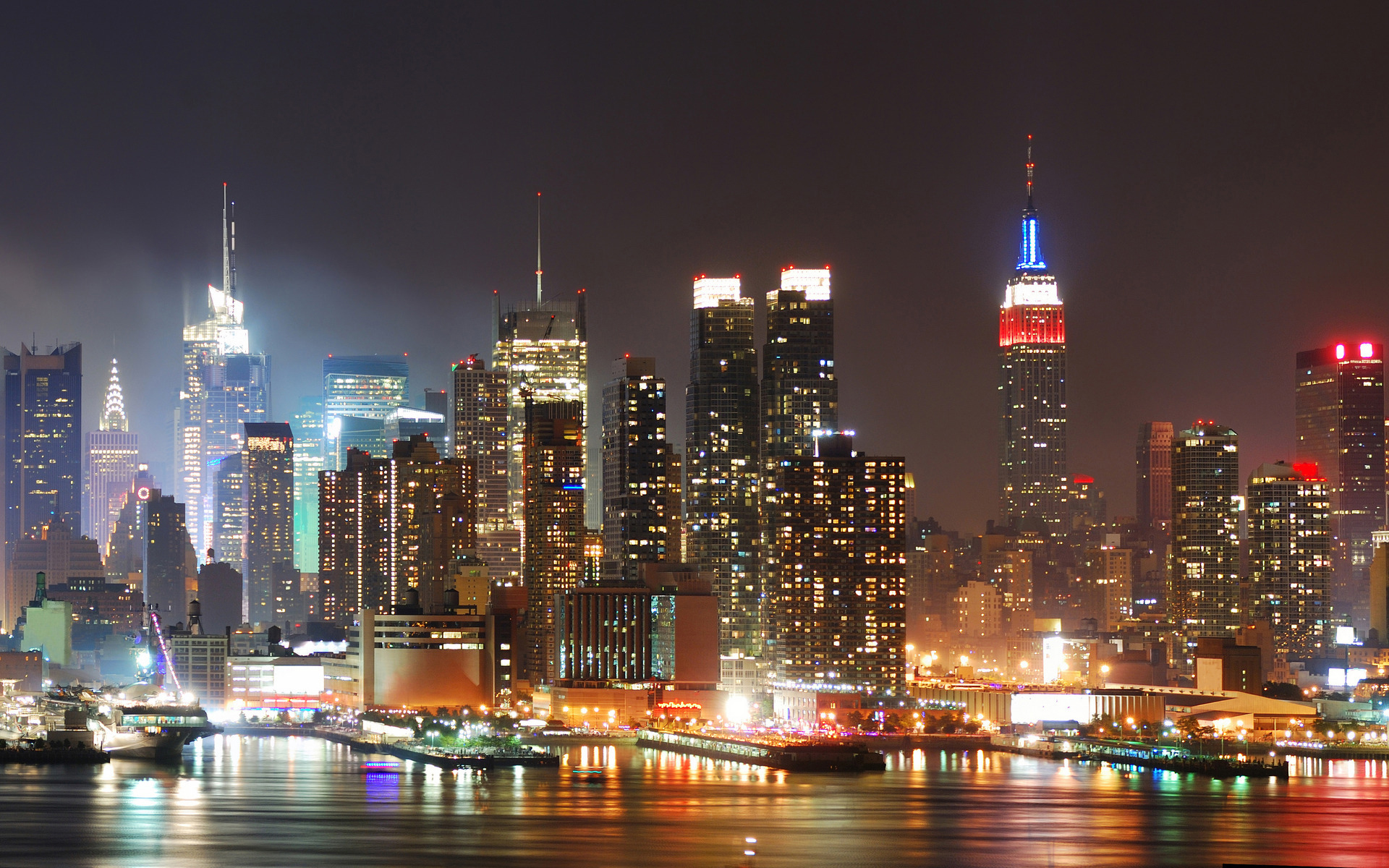 Скачать обои бесплатно Города, Ночь, Свет, Здание, Нью Йорк, Небоскрёб, Сделано Человеком, Манхэттен картинка на рабочий стол ПК