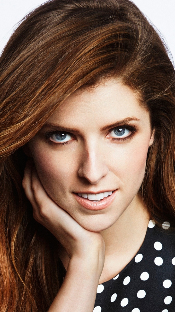 Handy-Wallpaper Rothaarige, Gesicht, Blaue Augen, Amerikanisch, Berühmtheiten, Darstellerin, Anna Kendrick kostenlos herunterladen.