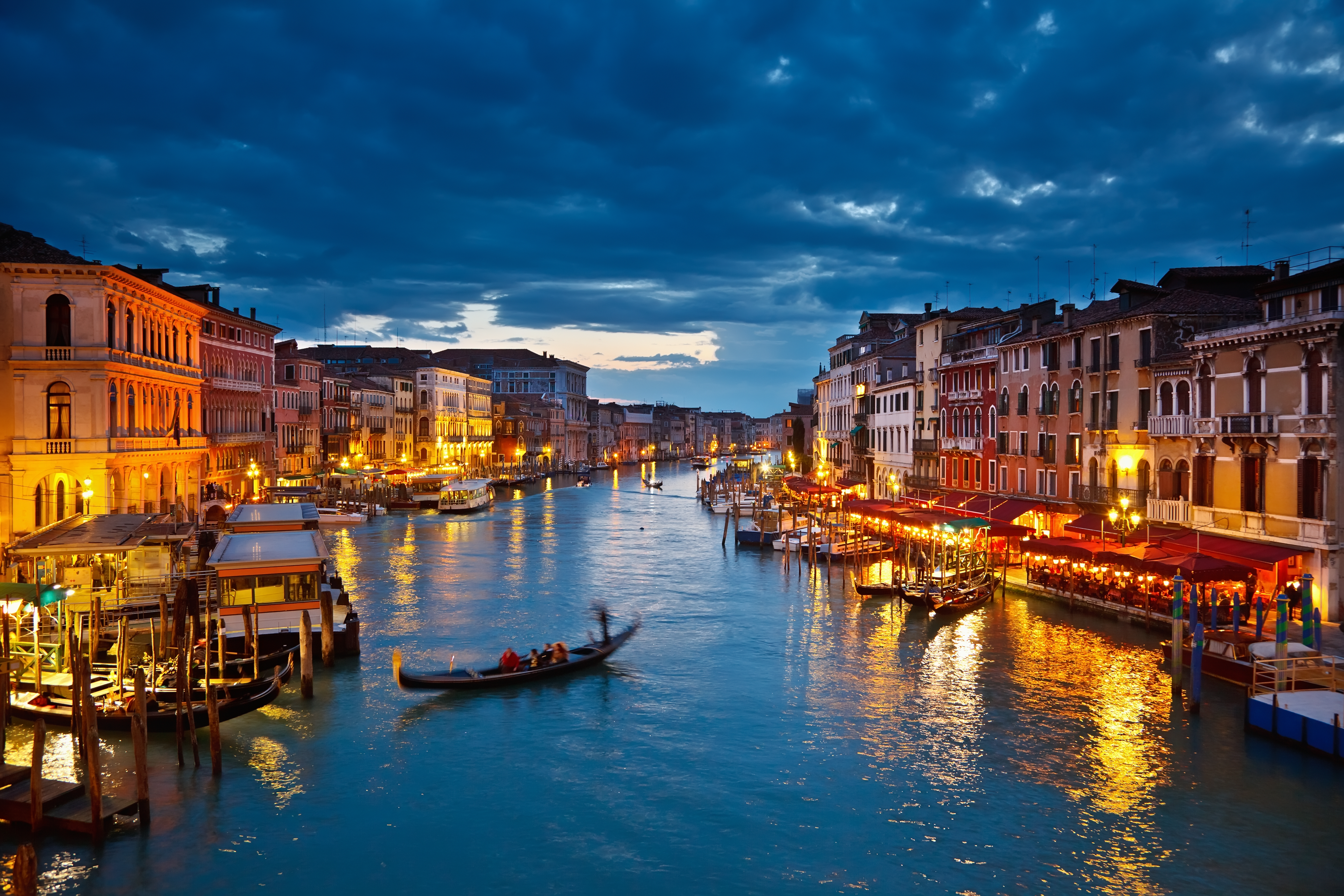 1524256 descargar imagen italia, ciudades, venecia, noche, luz, hecho por el hombre, canal, ciudad, góndola: fondos de pantalla y protectores de pantalla gratis