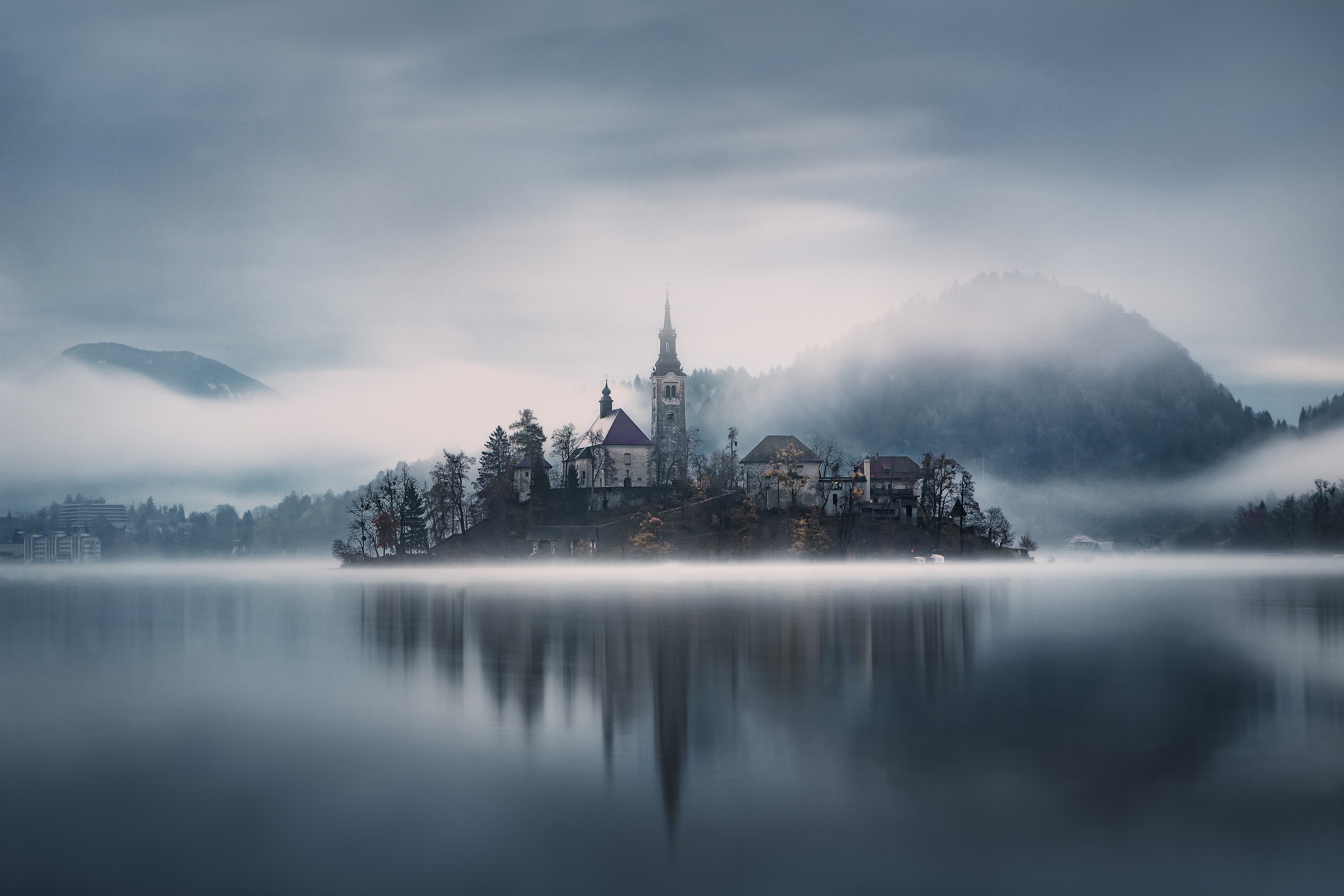 Laden Sie das Nebel, Insel, Slowenien, Kirchen, Bleder See, Religiös, Marienkirche-Bild kostenlos auf Ihren PC-Desktop herunter