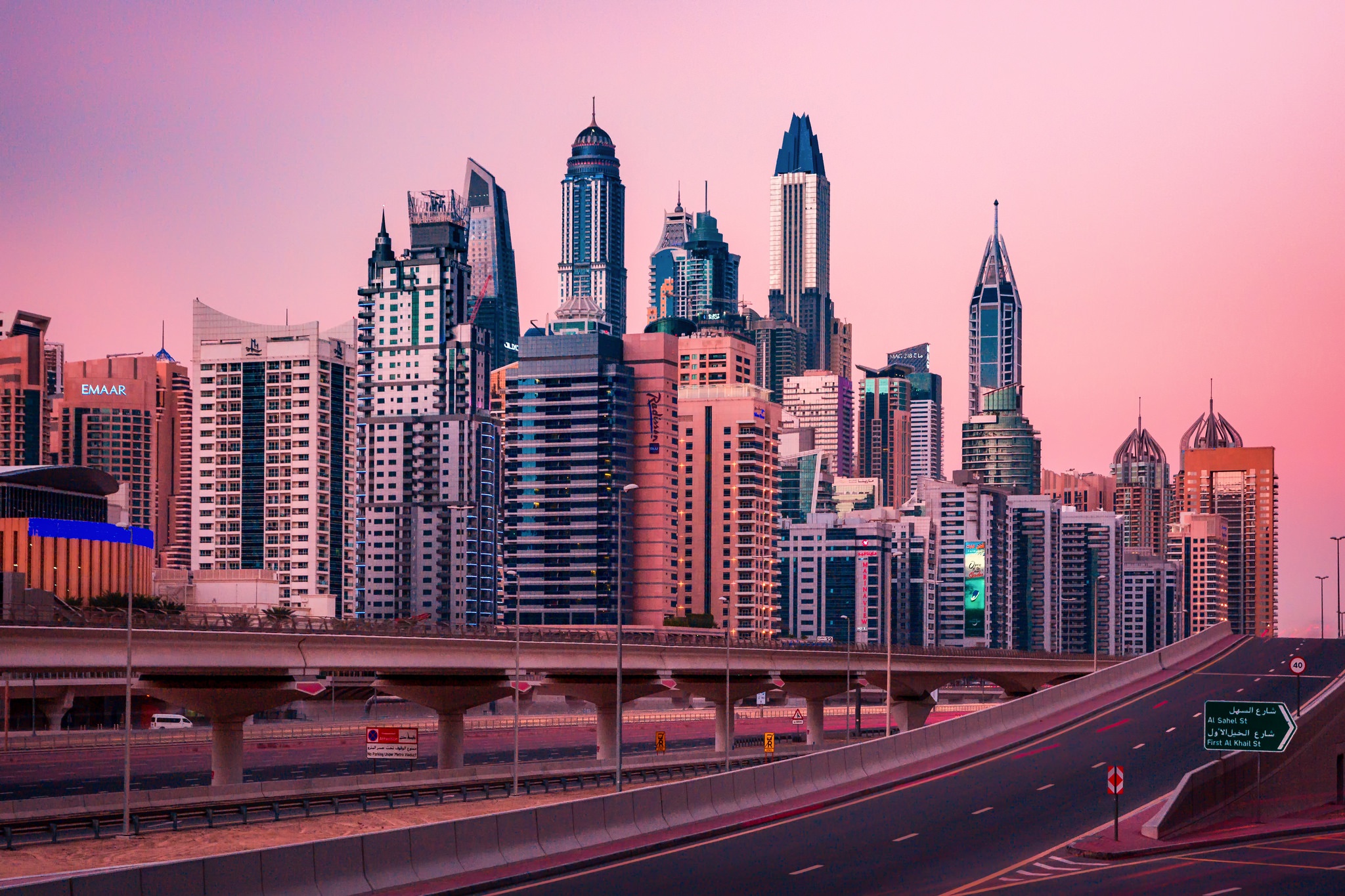Laden Sie das Städte, Wolkenkratzer, Straße, Dubai, Abend, Vereinigte Arabische Emirate, Menschengemacht, Großstadt-Bild kostenlos auf Ihren PC-Desktop herunter