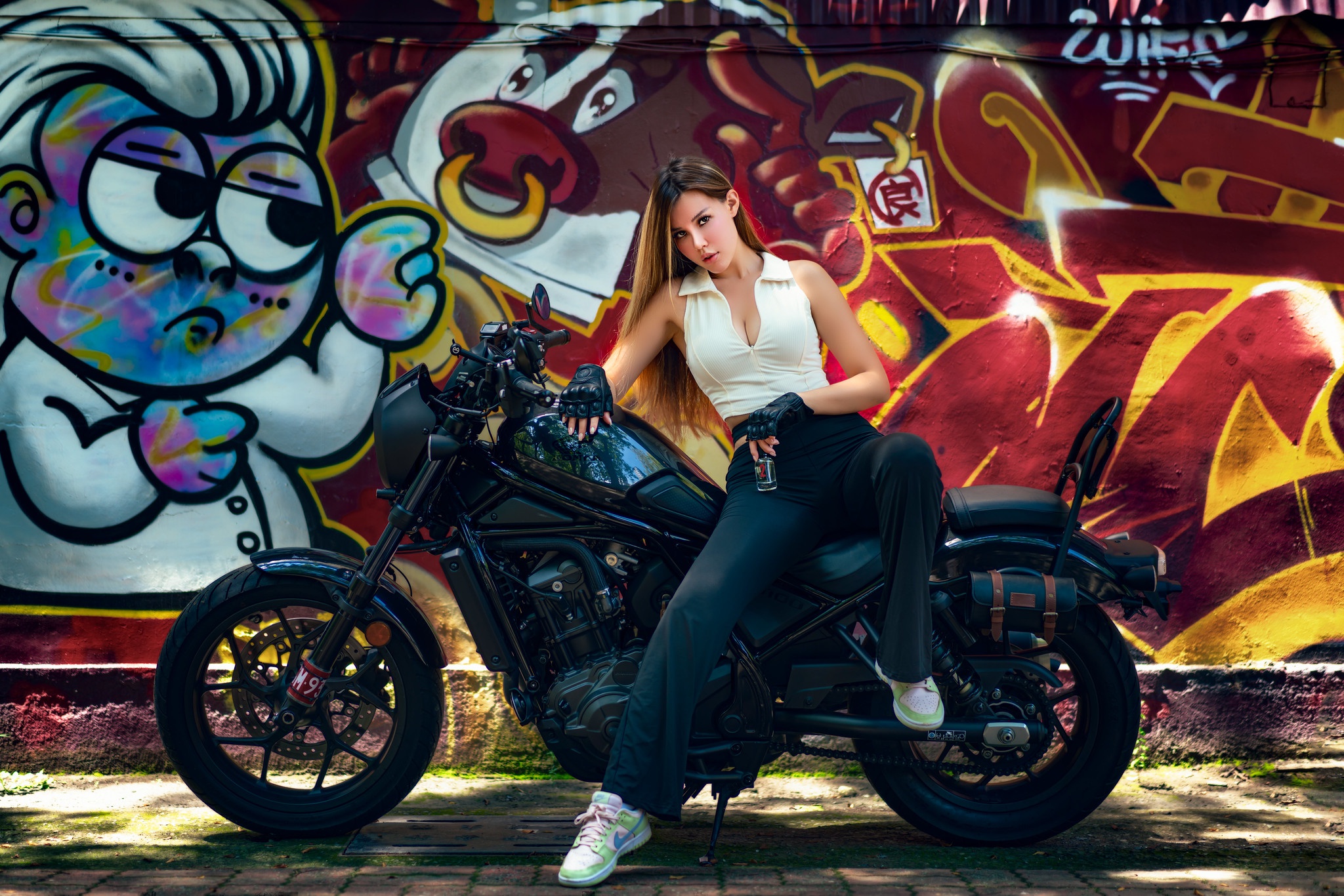Handy-Wallpaper Motorrad, Graffiti, Modell, Frauen, Mädchen & Motorräder kostenlos herunterladen.