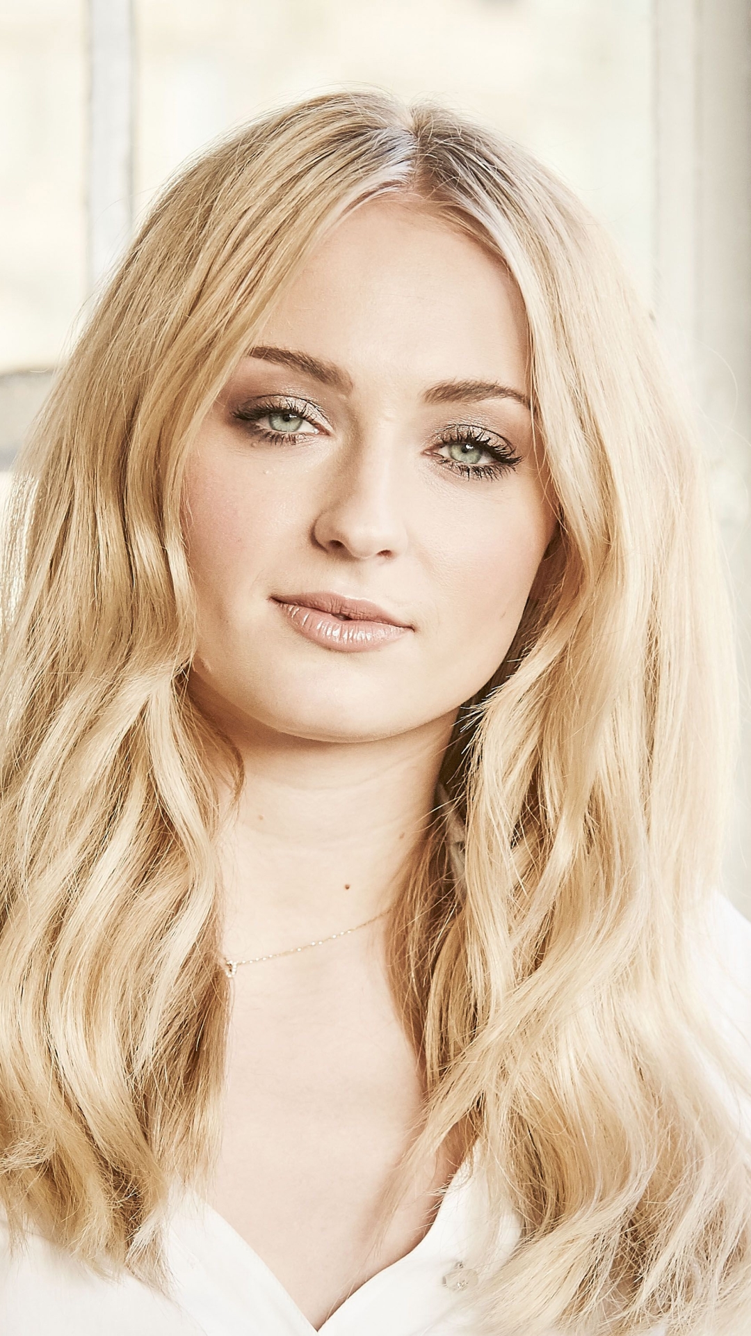 Download mobile wallpaper Blonde, English, Blue Eyes, Celebrity, Actress, Sophie Turner for free.