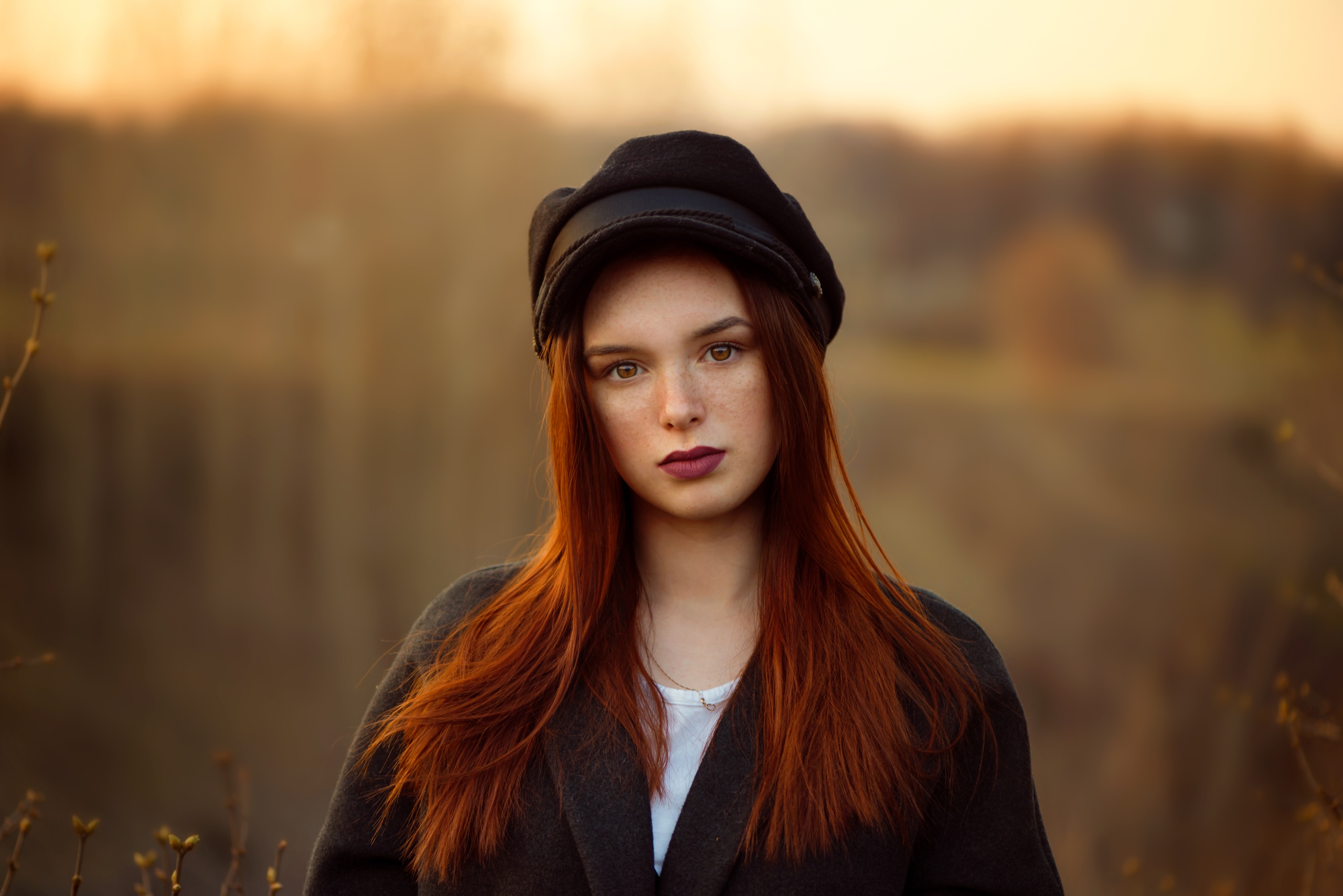 無料モバイル壁紙赤毛, 帽子, モデル, 女性, 茶色の目, 口紅, 被写界深度をダウンロードします。