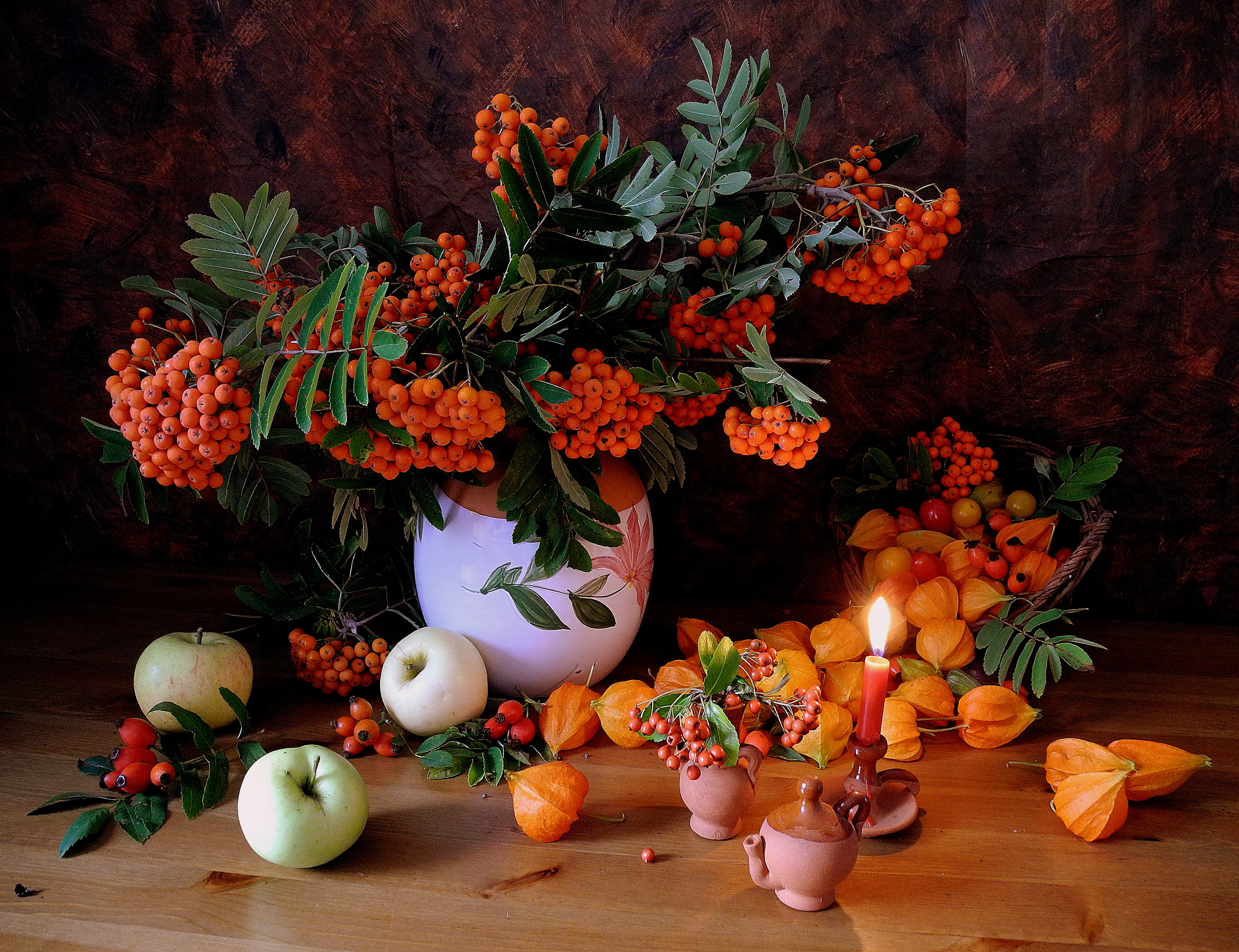 771610 скачать обои ваза, фрукты, натюрморт, абрикос, ягода, свеча, фотографии, яблоко, листва, оранжевый цвет), кувшин - заставки и картинки бесплатно