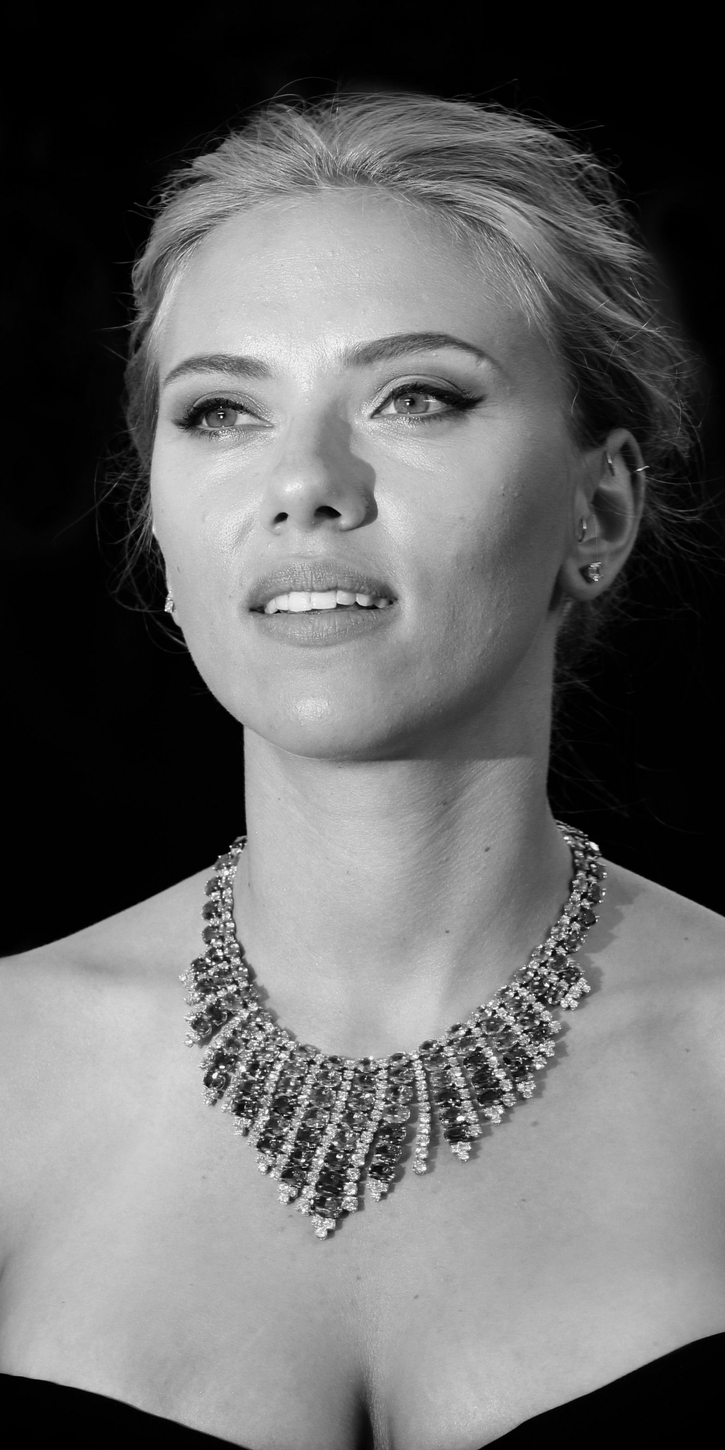 Download mobile wallpaper Scarlett Johansson, Monochrome, Necklace, Celebrity, Black & White, Actress for free.