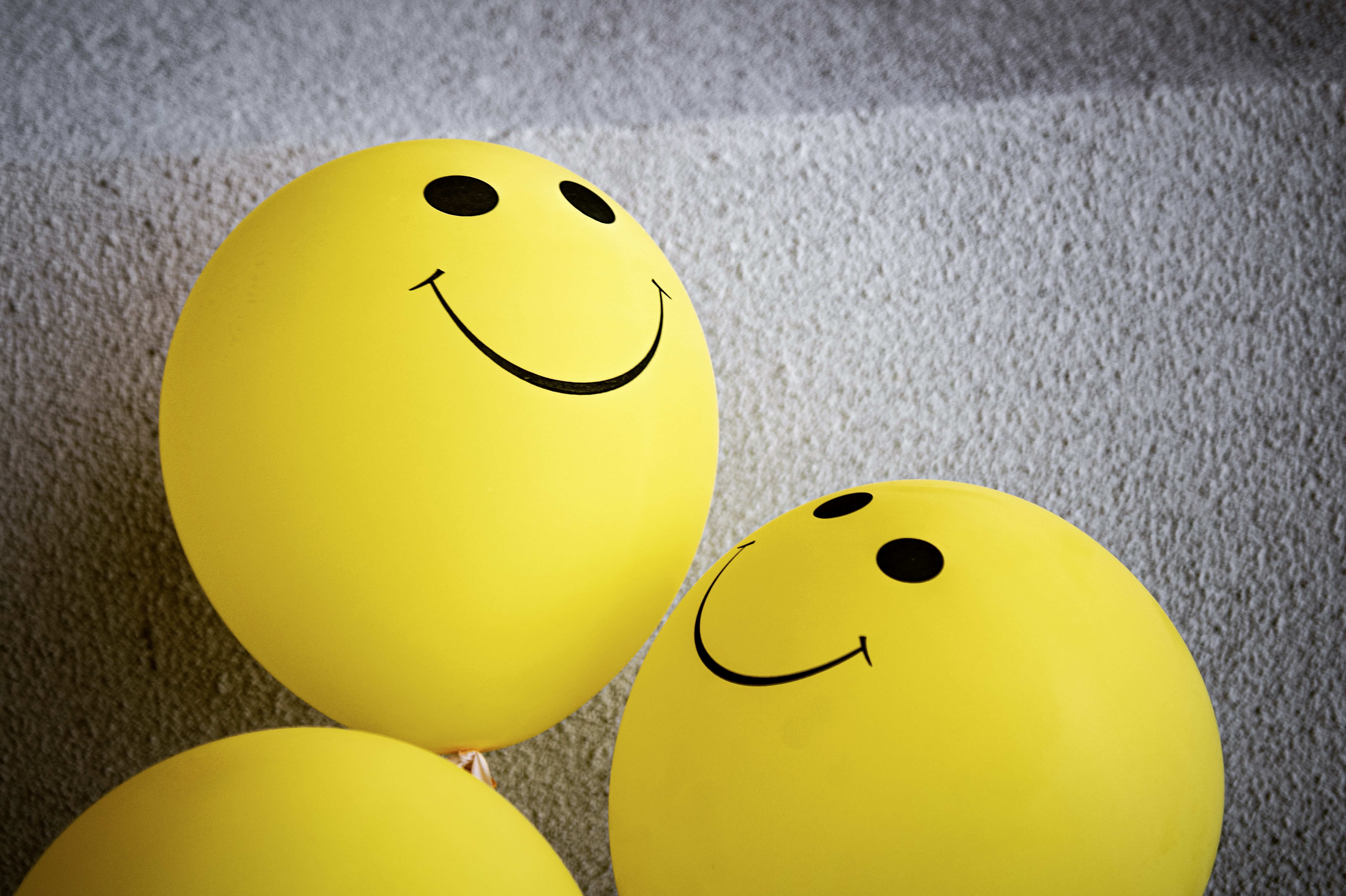 108286 baixar papel de parede balões, amarelo, miscelânea, variado, sorrisos, balões de ar, emoticons - protetores de tela e imagens gratuitamente