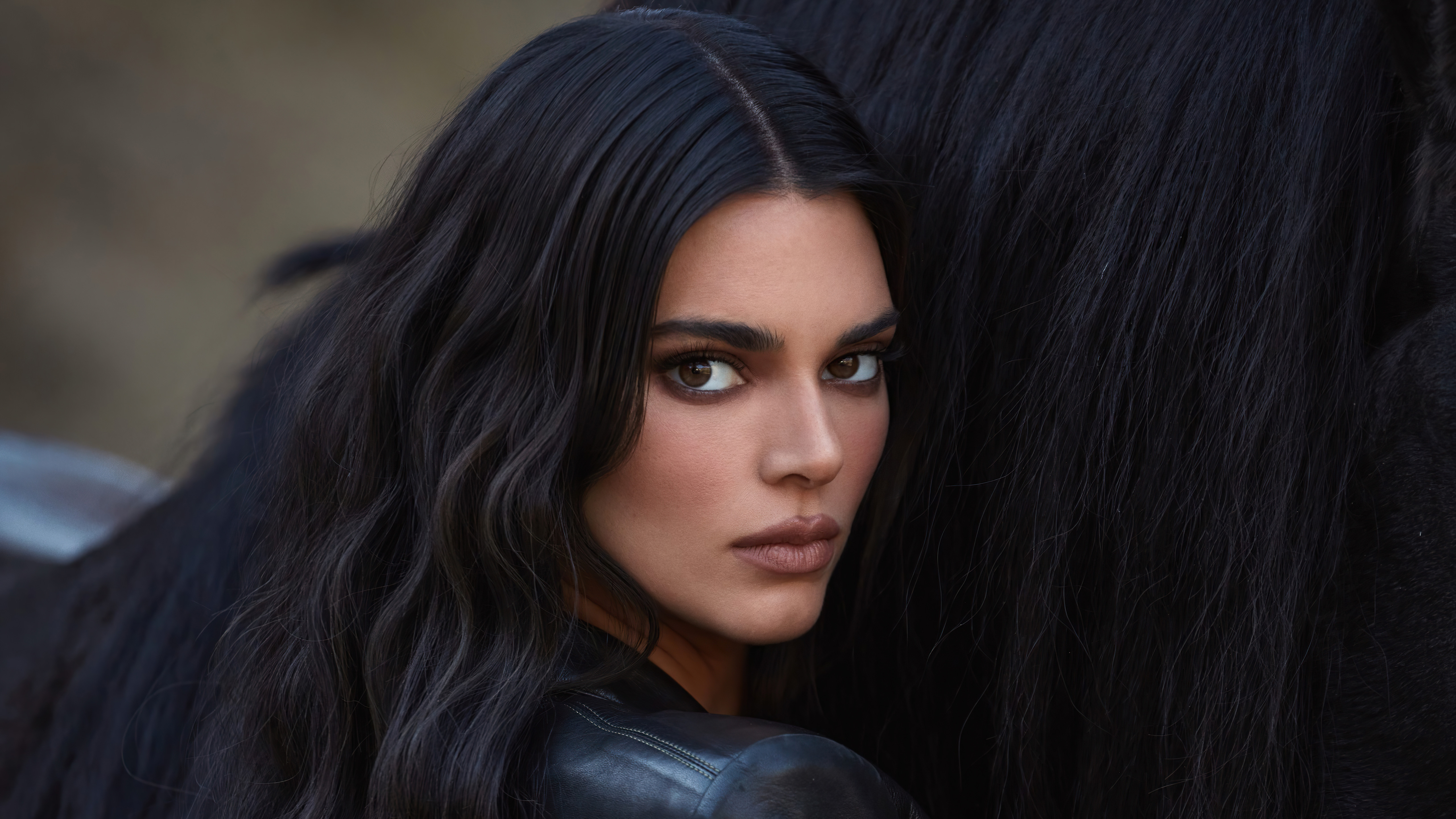 Laden Sie das Gesicht, Modell, Braune Augen, Berühmtheiten, Schwarzes Haar, Starren, Kendall Jenner-Bild kostenlos auf Ihren PC-Desktop herunter