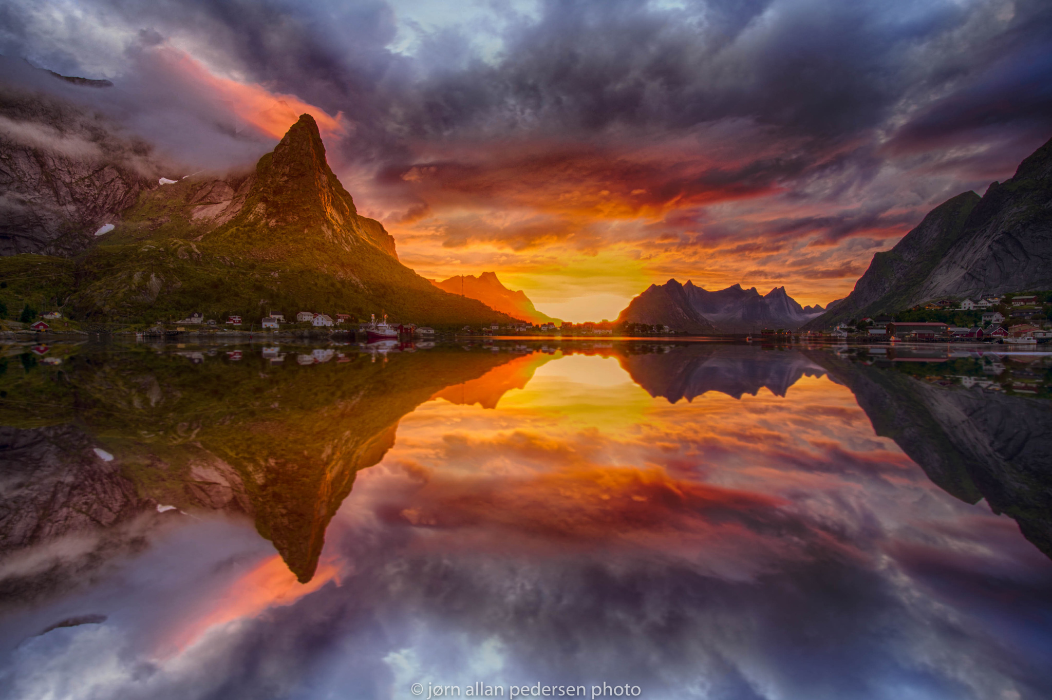 807934 завантажити картинку фотографія, лофотен, озеро, пейзаж, гора, норвегія, рефлексія, захід сонця, село - шпалери і заставки безкоштовно