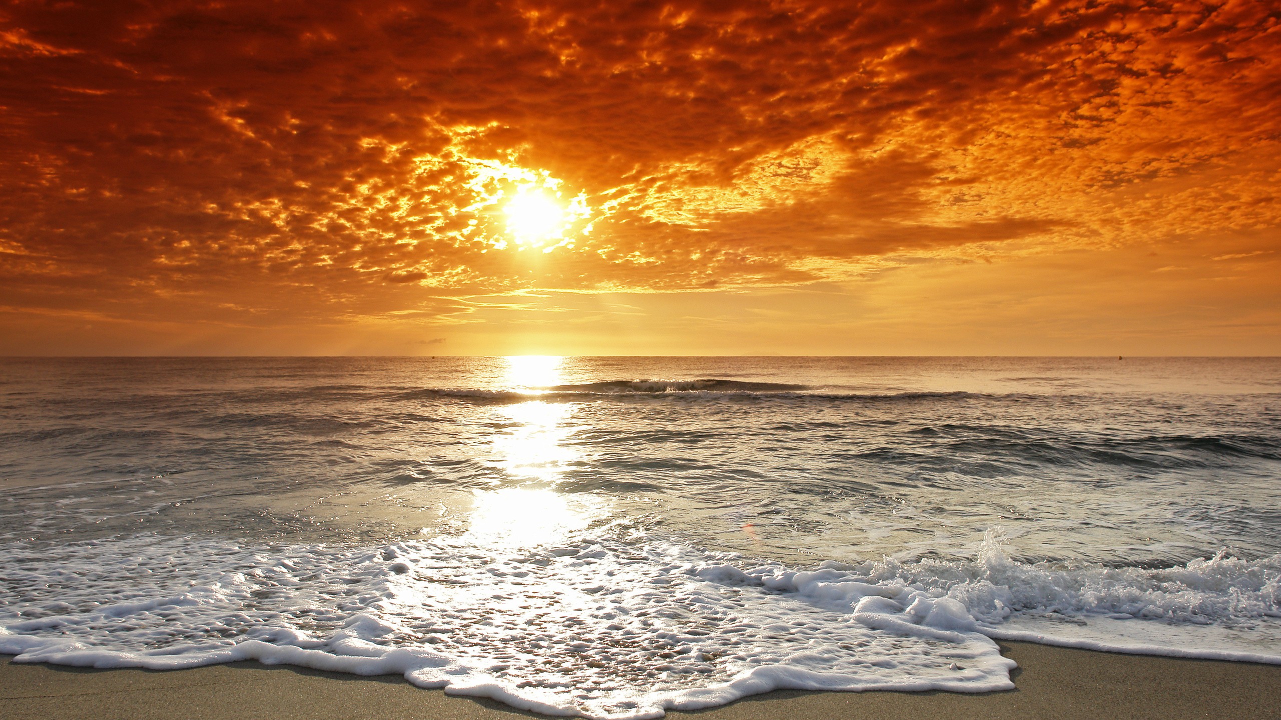 Скачать картинку Волна, Солнце, Песок, Пляж, Вода, Океан, Земля/природа, Облака, Небо в телефон бесплатно.
