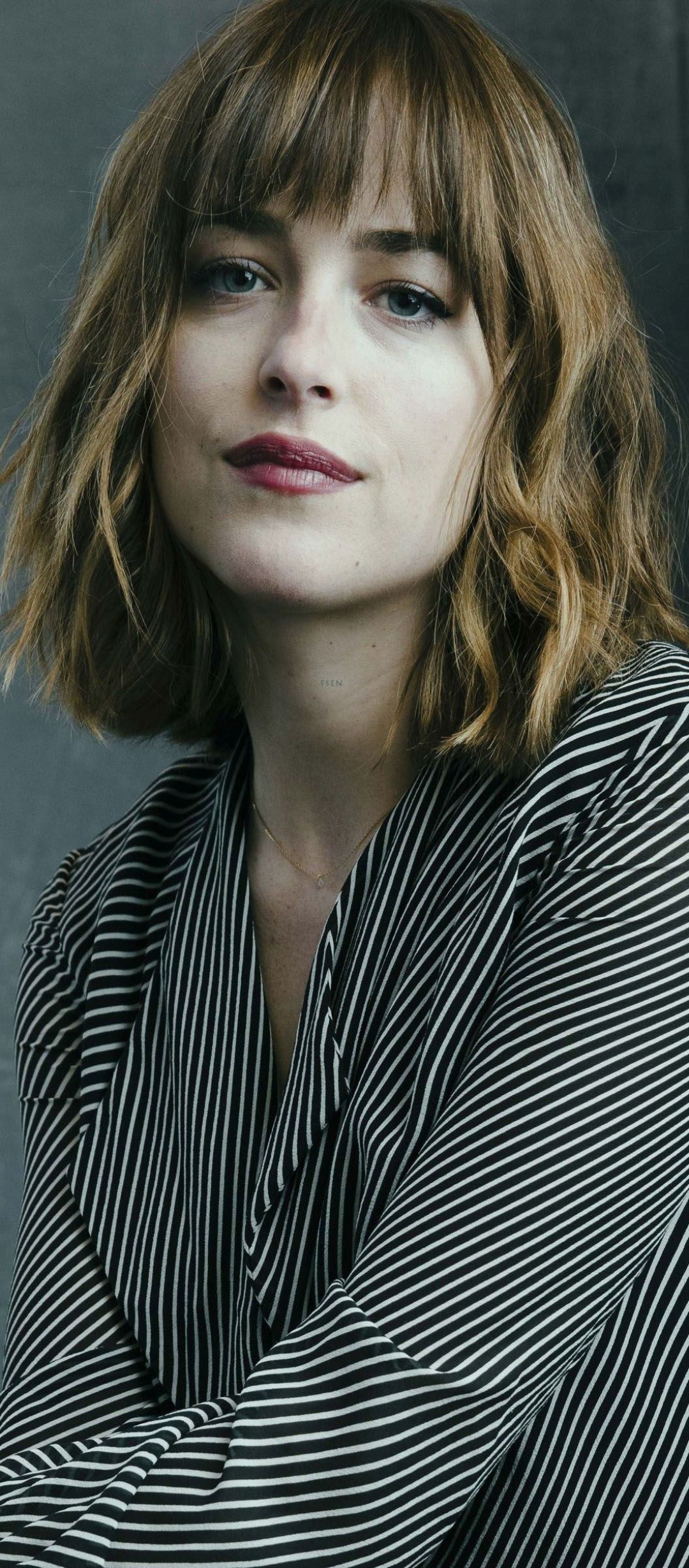 Handy-Wallpaper Gesicht, Brünette, Amerikanisch, Berühmtheiten, Darstellerin, Dakota Johnson kostenlos herunterladen.