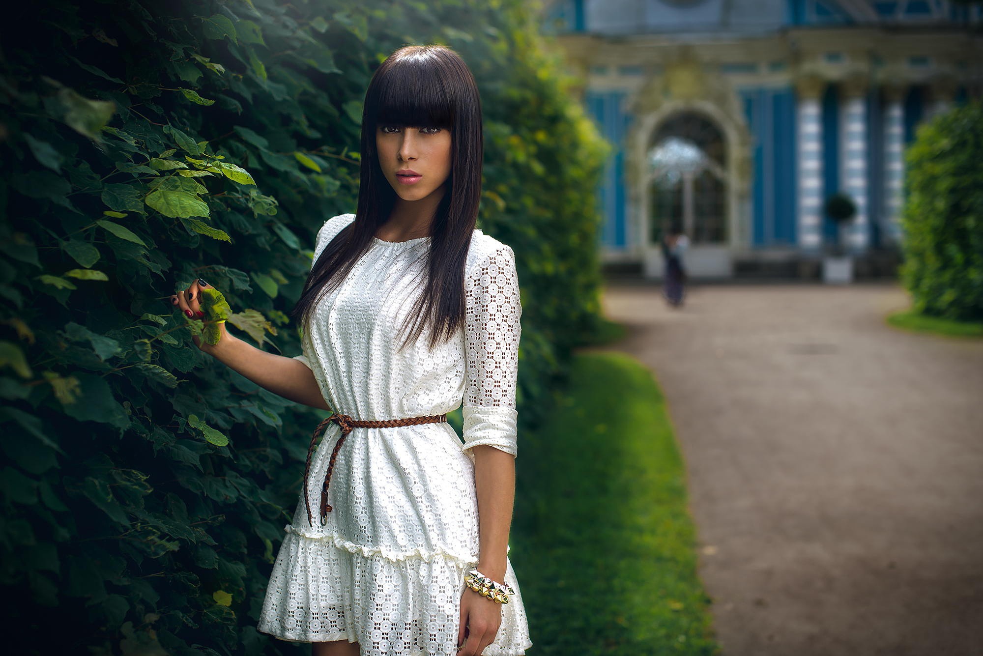 Handy-Wallpaper Modell, Frauen, Schwarzes Haar, Weißes Kleid kostenlos herunterladen.