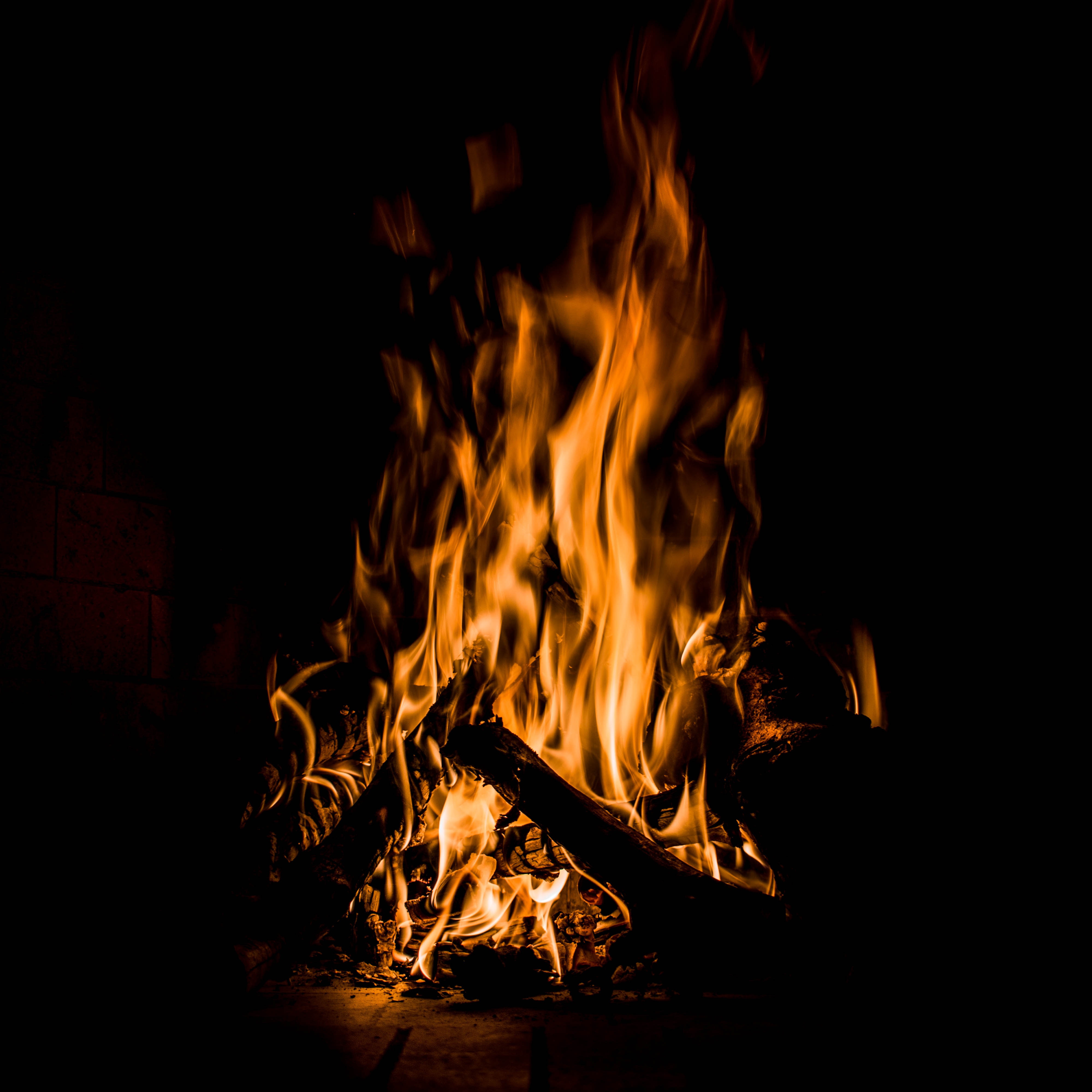 113158 Hintergrundbild herunterladen feuer, bonfire, dunkel, flamme, brennholz, verbrennung - Bildschirmschoner und Bilder kostenlos
