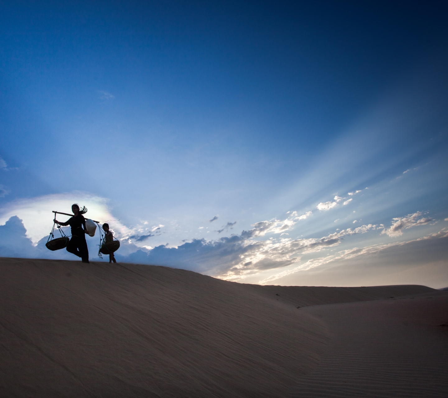 Download mobile wallpaper People, Sky, Sand, Desert, Silhouette, Hill, Photography, Sunbeam, Sunbean for free.