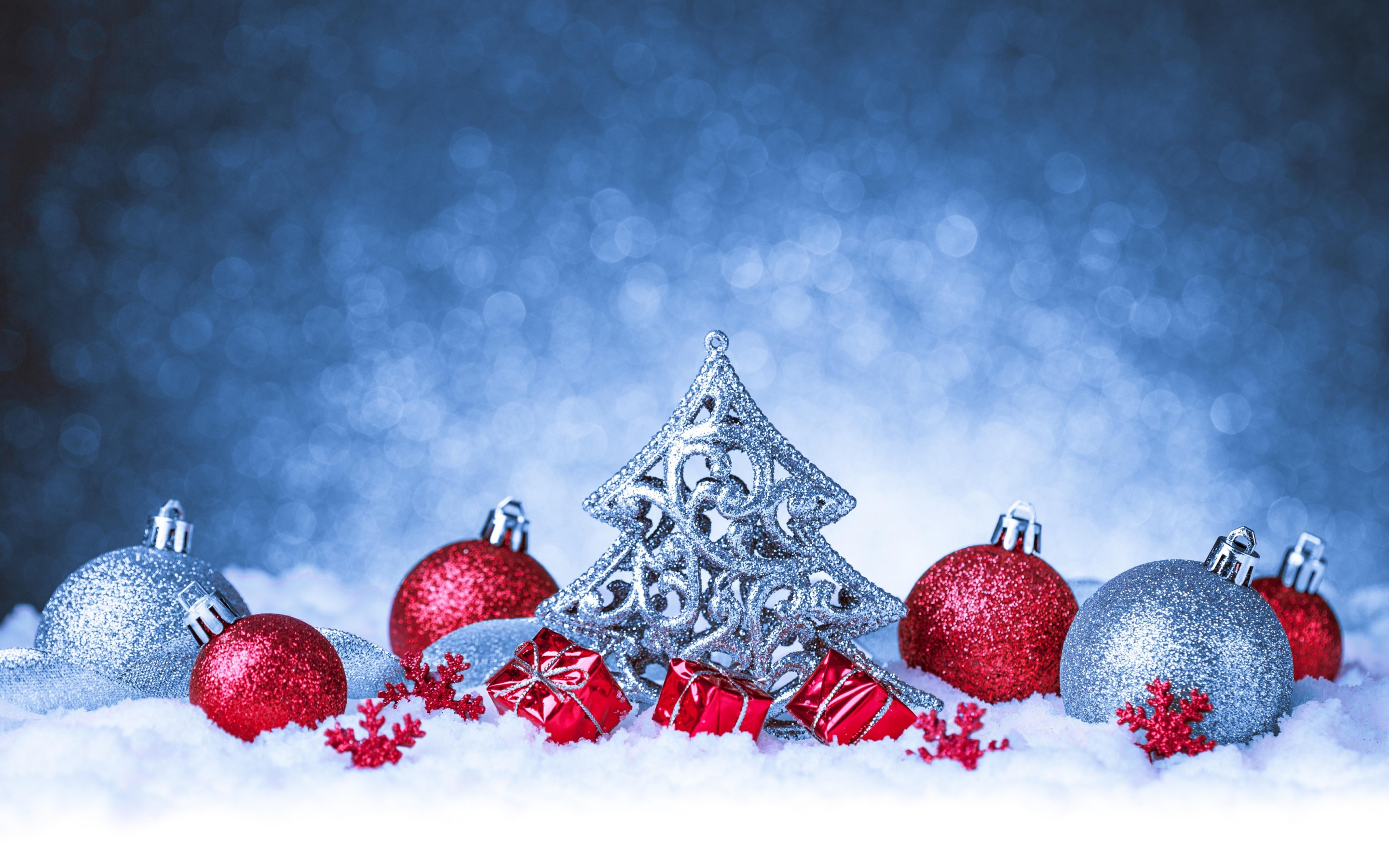 875252 завантажити шпалери свято, різдво, боке, різдвяні прикраси, подарунок, червоний, срібло, сніг - заставки і картинки безкоштовно