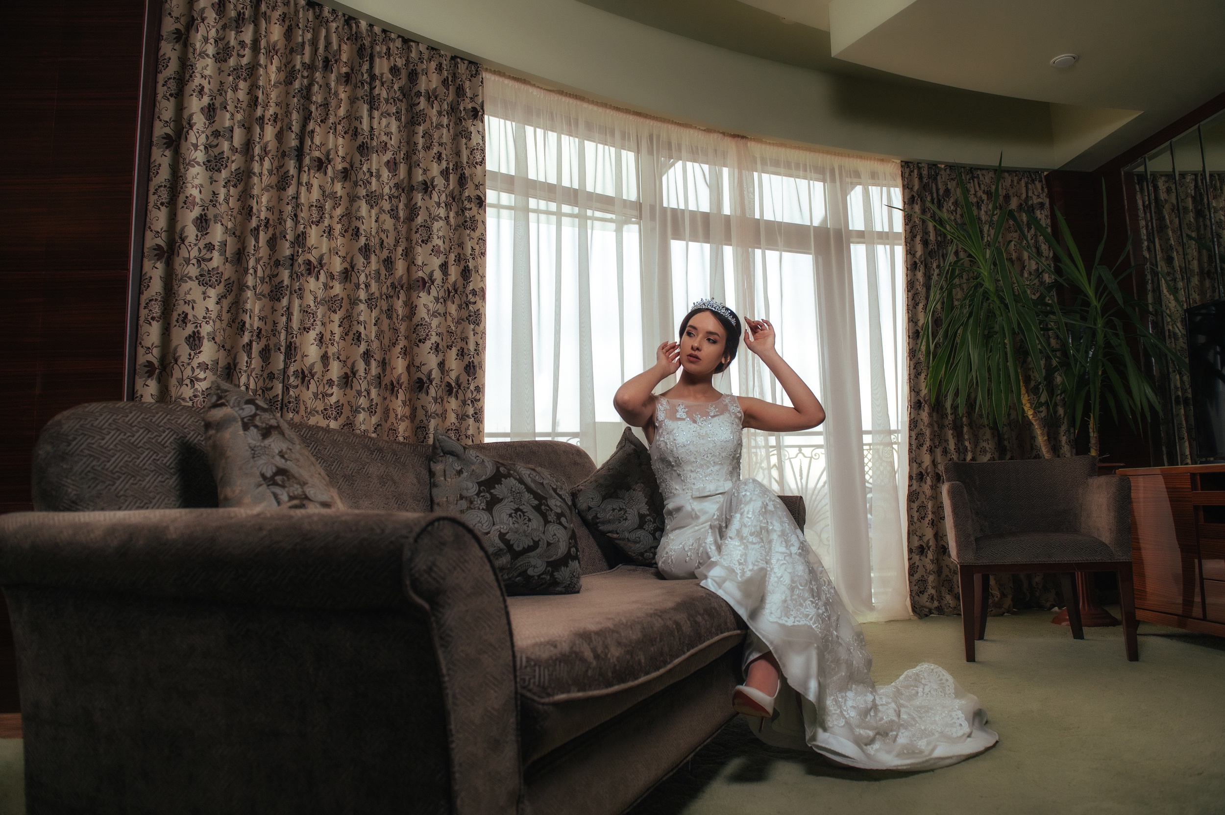 Handy-Wallpaper Sofa, Braut, Modell, Frauen, Hochzeitskleid, Weißes Kleid kostenlos herunterladen.