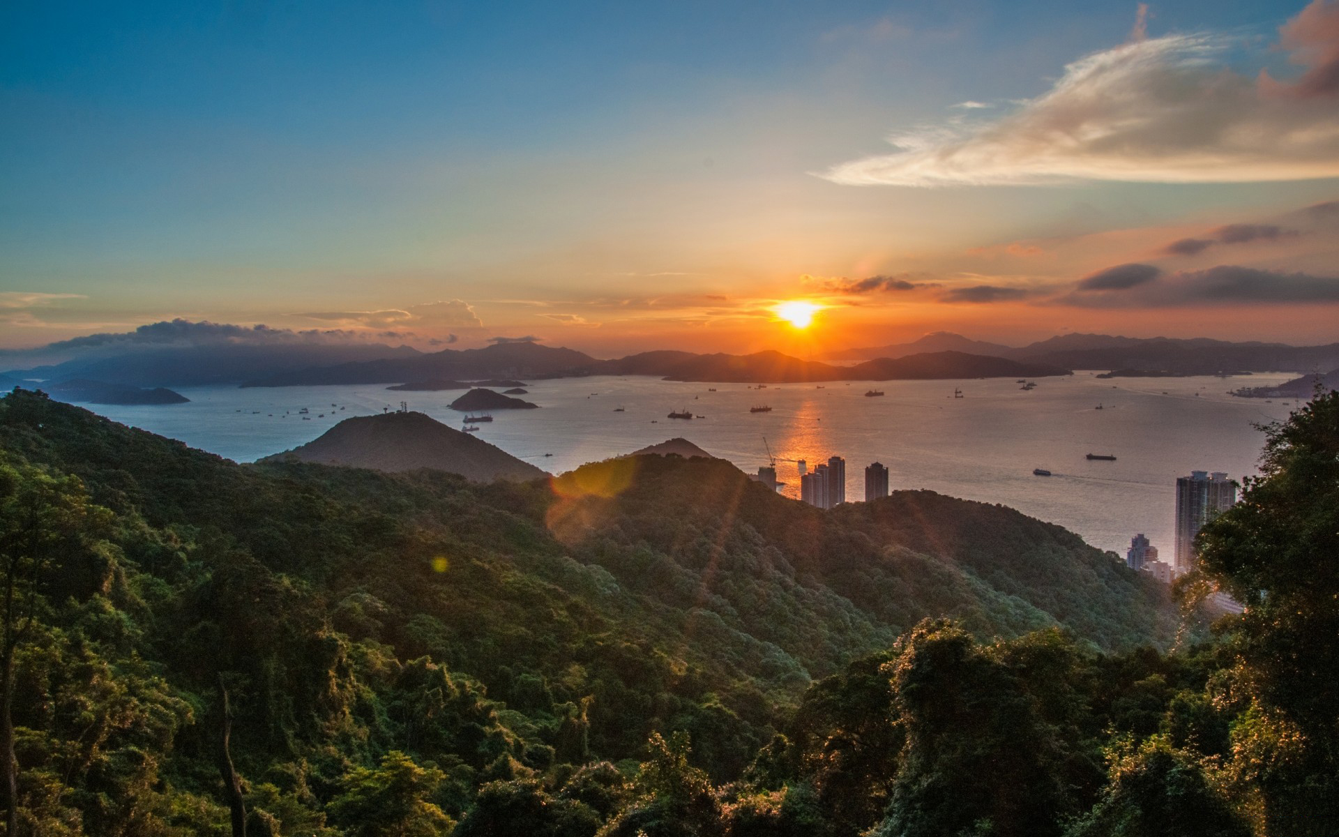 Скачать картинку Панорама, Холм, Залив, Гонконг, Земля/природа, Закат Солнца в телефон бесплатно.