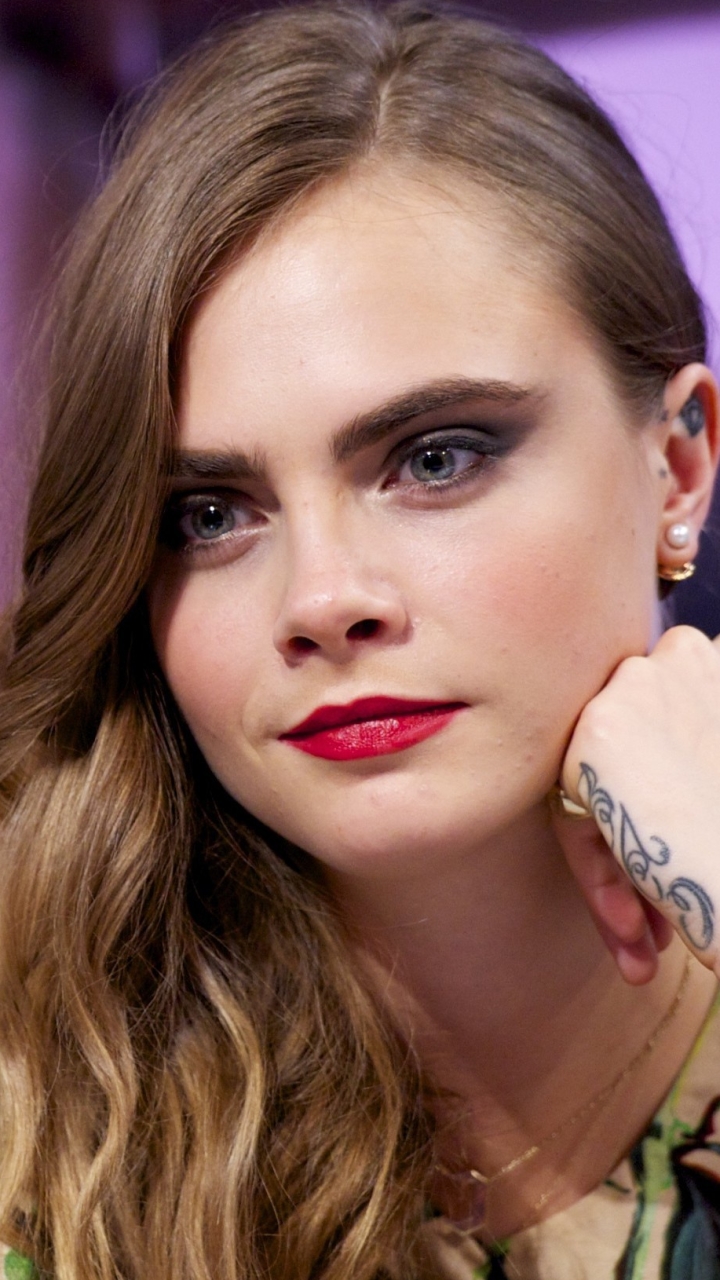 Baixar papel de parede para celular de Tatuagem, Loiro, Olhos Azuis, Modelo, Celebridade, Atriz, Cabelo Loiro, Batom, Cara Delevingne gratuito.