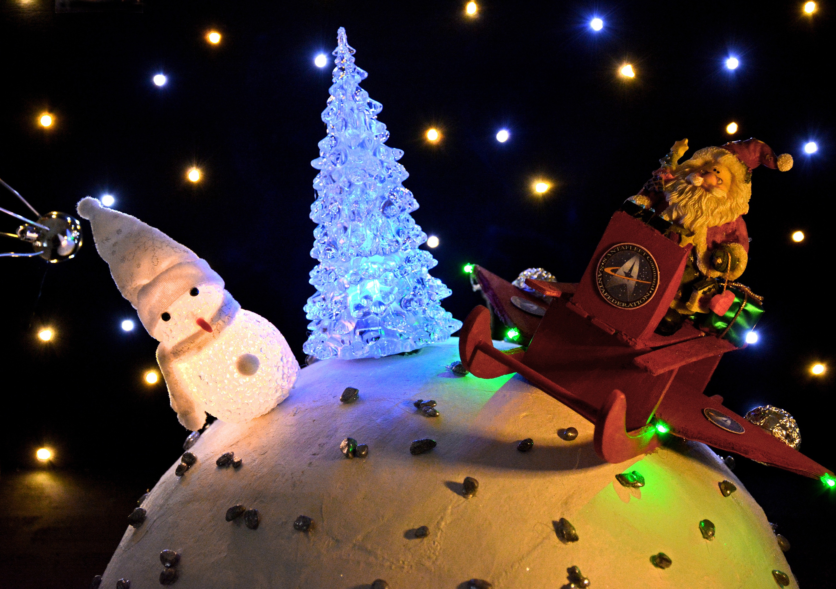 Download mobile wallpaper Snowman, Light, Christmas, Holiday, Santa, Christmas Ornaments for free.