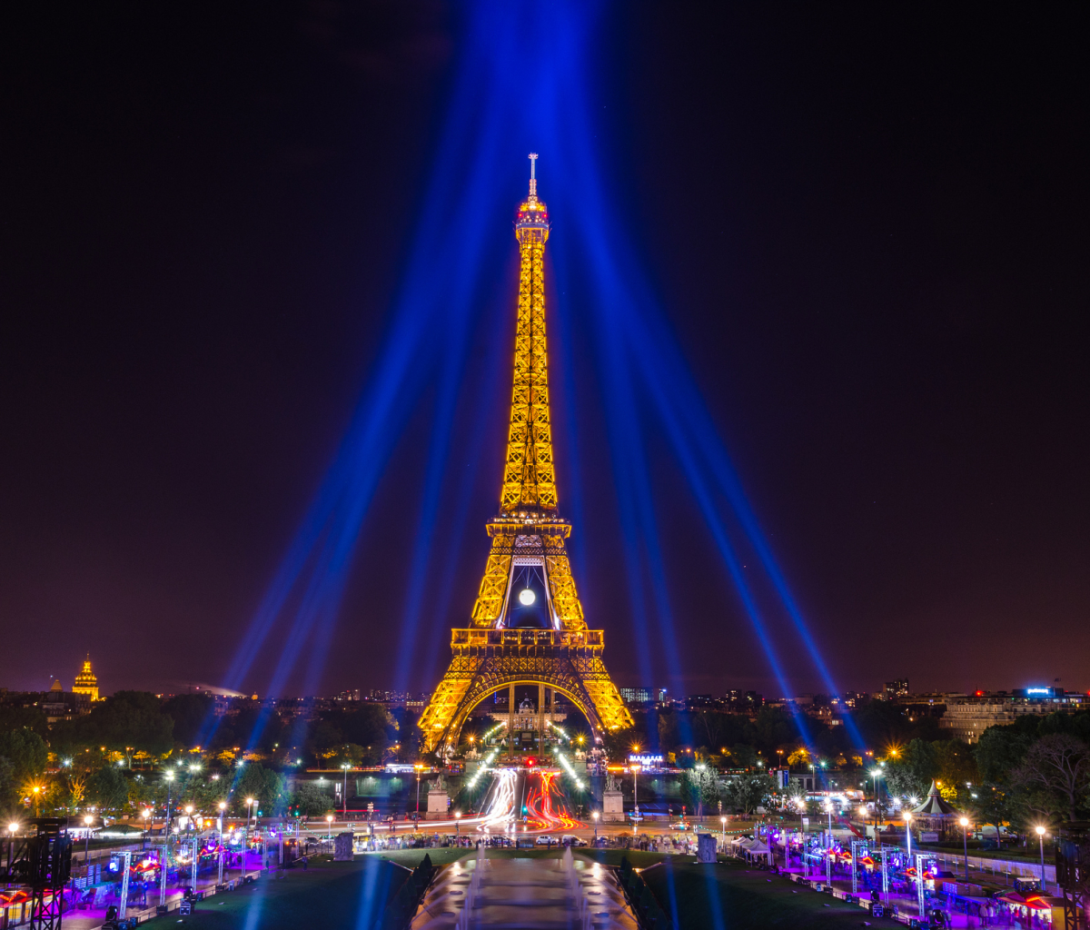 Baixar papel de parede para celular de Noite, Paris, Torre Eiffel, Monumentos, Cidade, Luz, Monumento, Leve, Feito Pelo Homem gratuito.