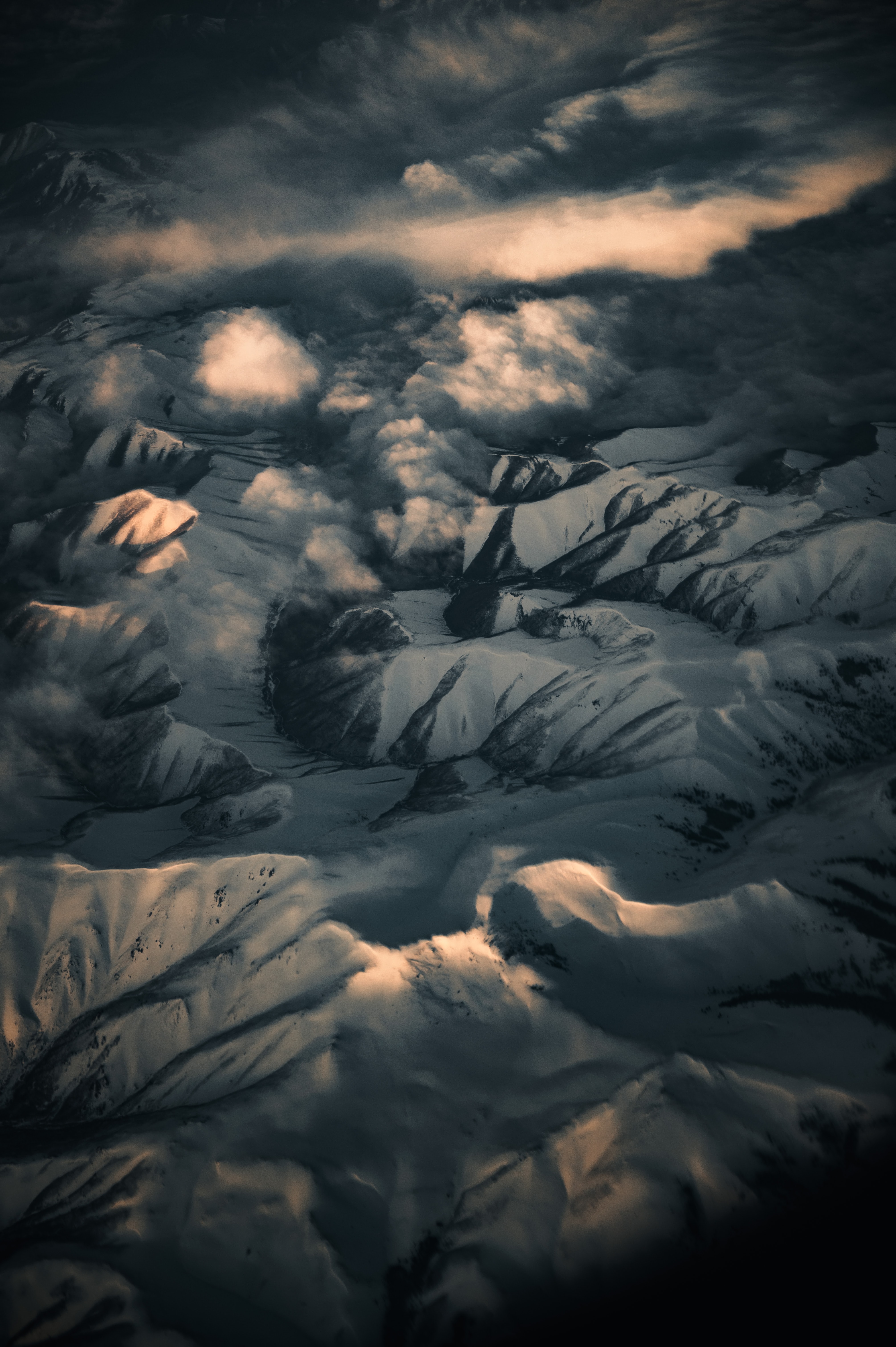 141230 Bild herunterladen winter, natur, mountains, schnee, blick von oben, linderung, erleichterung - Hintergrundbilder und Bildschirmschoner kostenlos