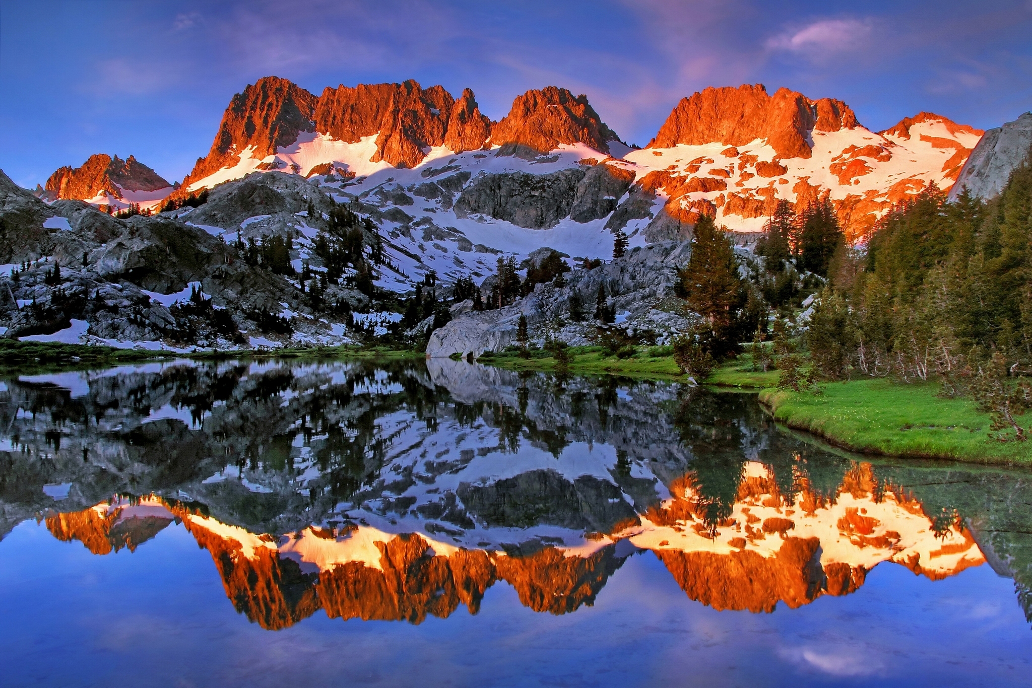 Скачать картинку Гора, Озеро, Отражение, Калифорния, Земля/природа, Мадина Лейк в телефон бесплатно.
