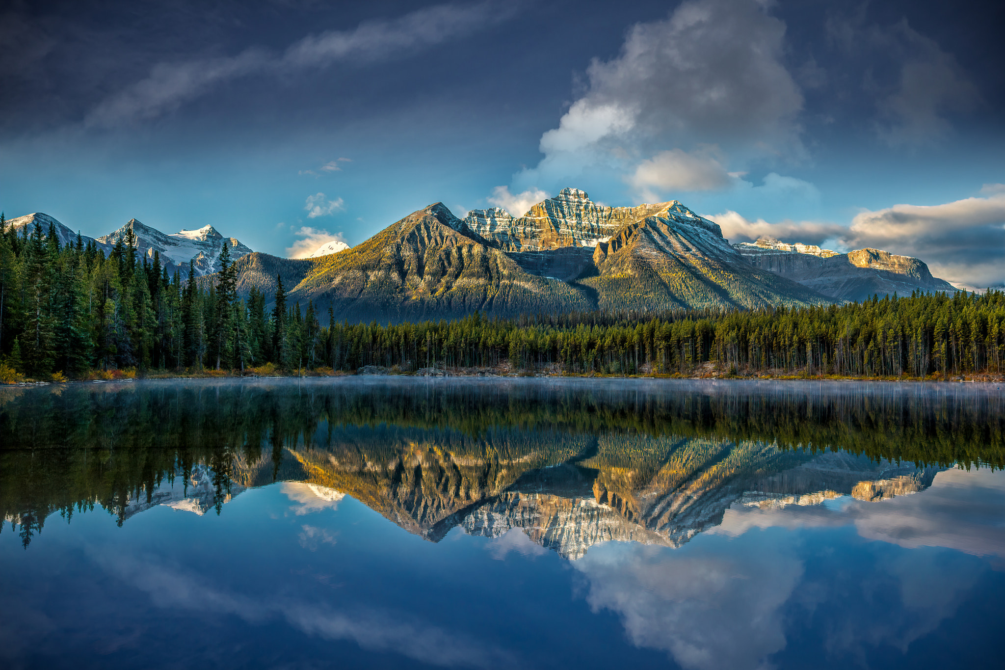 Descarga gratuita de fondo de pantalla para móvil de Cielo, Montaña, Lago, Bosque, Nube, Tierra/naturaleza, Reflejo.