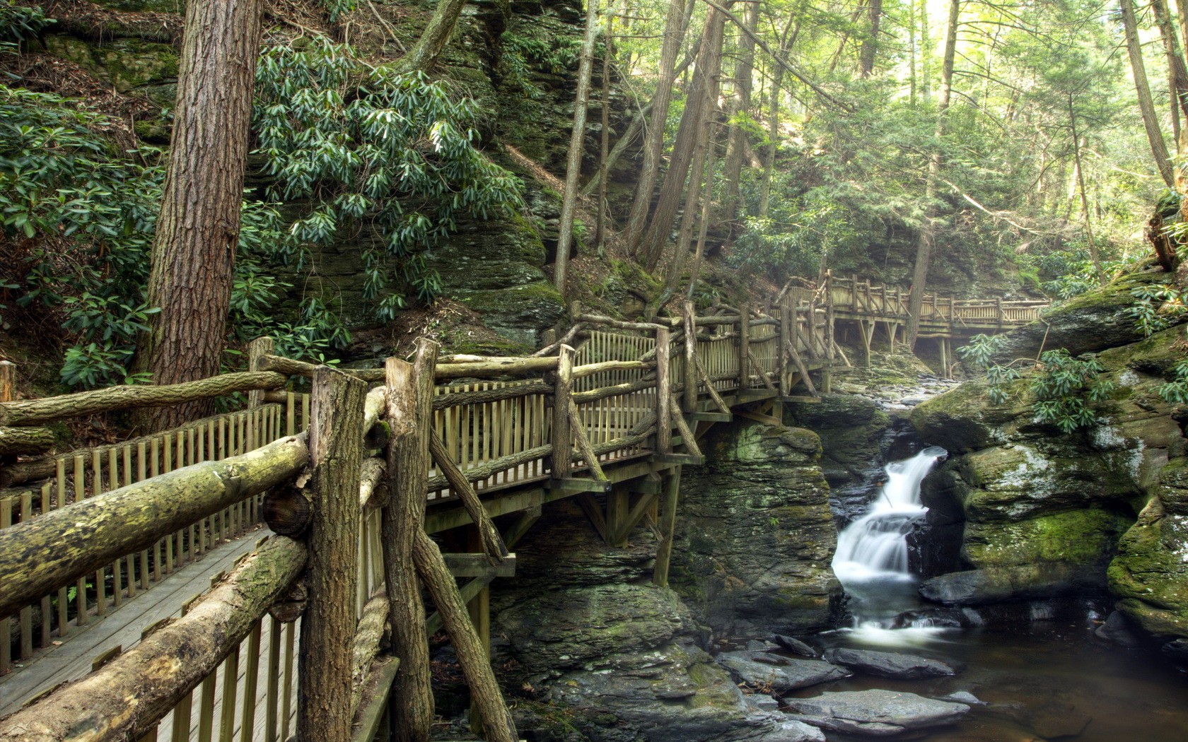 Handy-Wallpaper Fluss, Strom, Brücke, Szene, Wasserfall, Wasserfälle, Wald, Erde/natur, Landschaft kostenlos herunterladen.