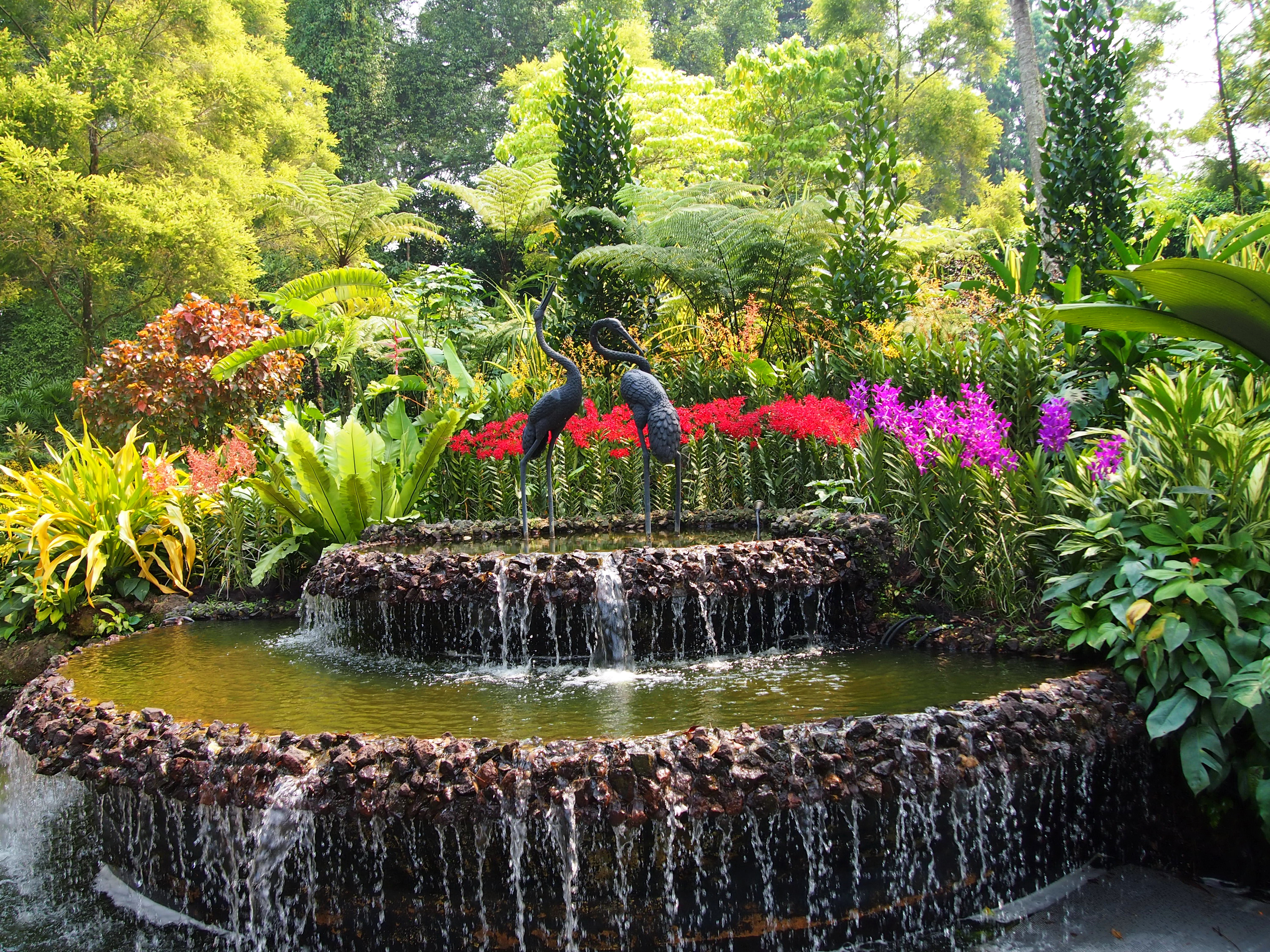 Descarga gratuita de fondo de pantalla para móvil de Agua, Flor, Jardín, Escultura, Fuente, Hecho Por El Hombre.