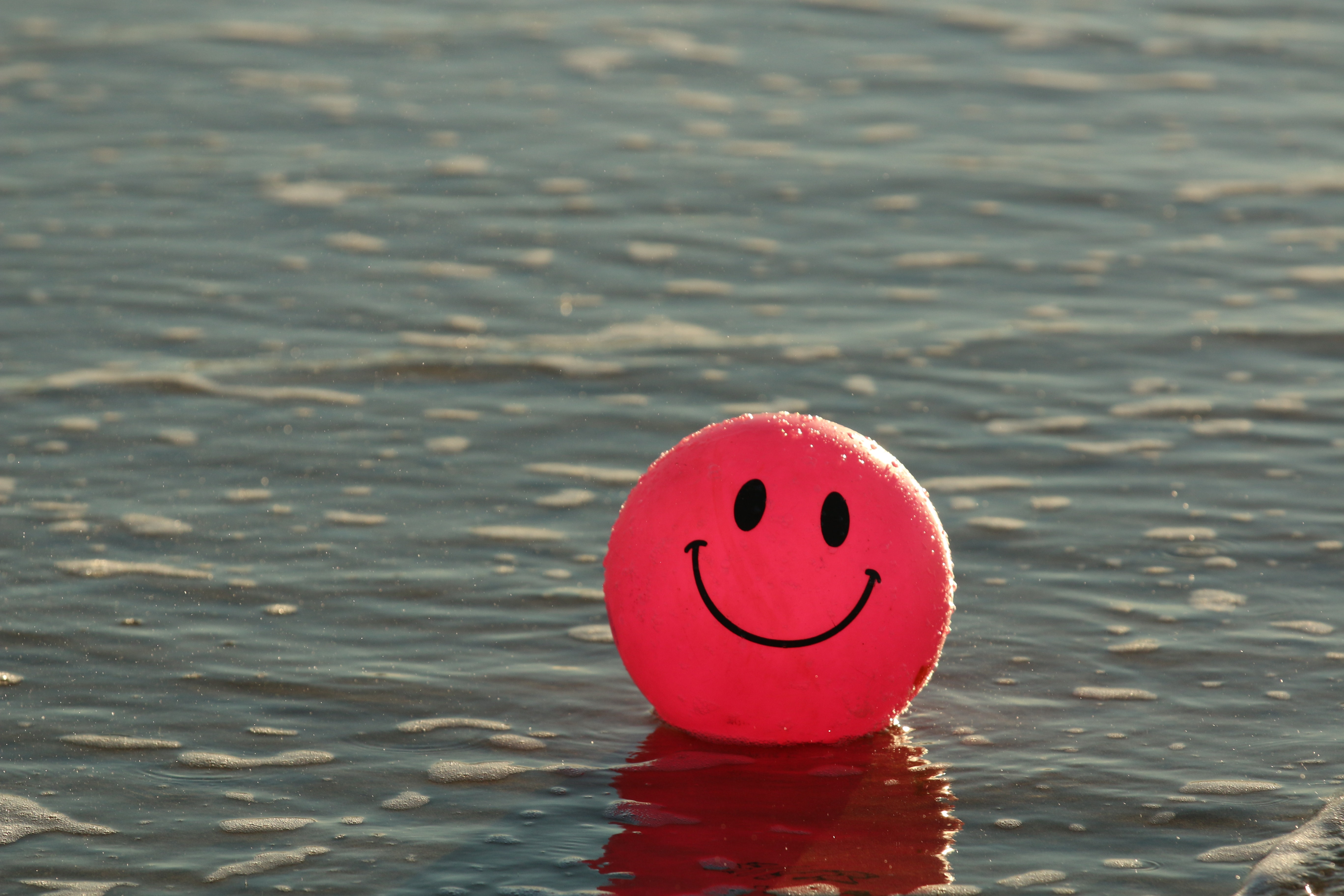 91714 скачать картинку улыбка, смайлик, разное, вода, счастливый, воздушный шарик - обои и заставки бесплатно