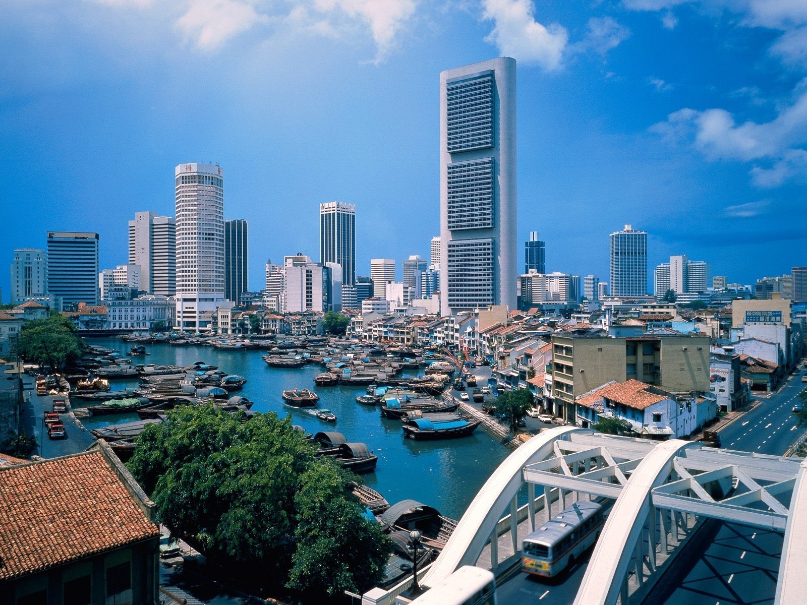Laden Sie das Städte, Architektur, Gebäude, Fluss, Boot, Singapur, Menschengemacht, Großstadt-Bild kostenlos auf Ihren PC-Desktop herunter
