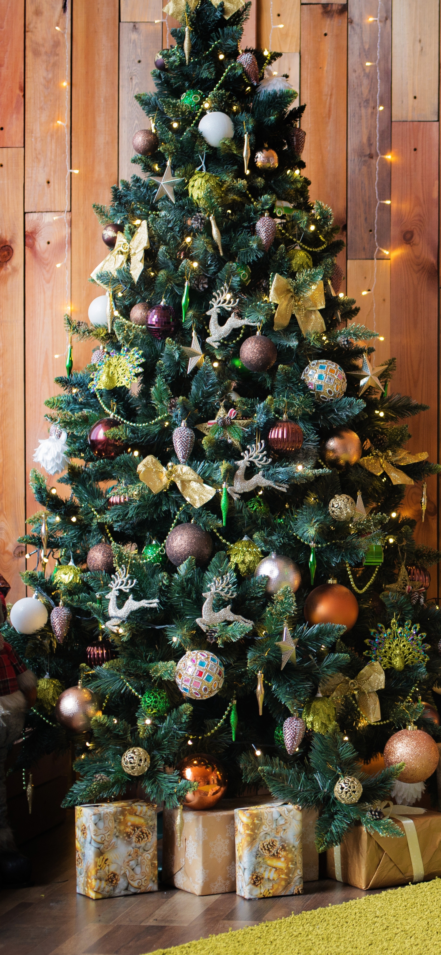 Download mobile wallpaper Christmas, Holiday, Christmas Tree, Christmas Ornaments for free.