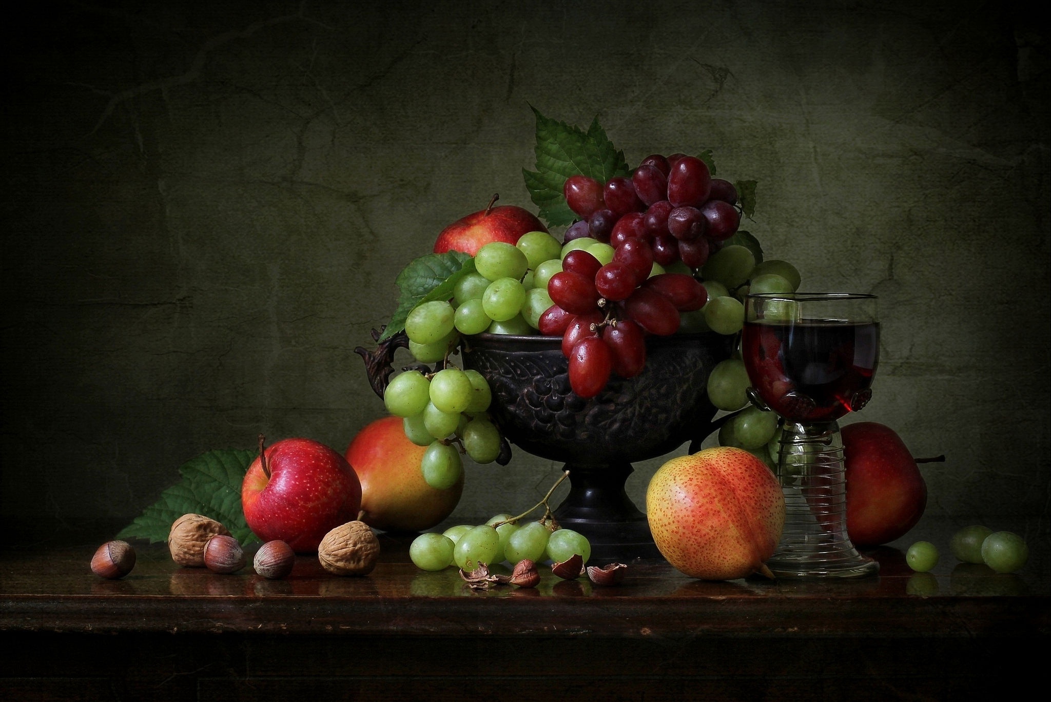 Descarga gratuita de fondo de pantalla para móvil de Manzana, Fruta, Jarrón, Alimento, Bodegón, Uva.