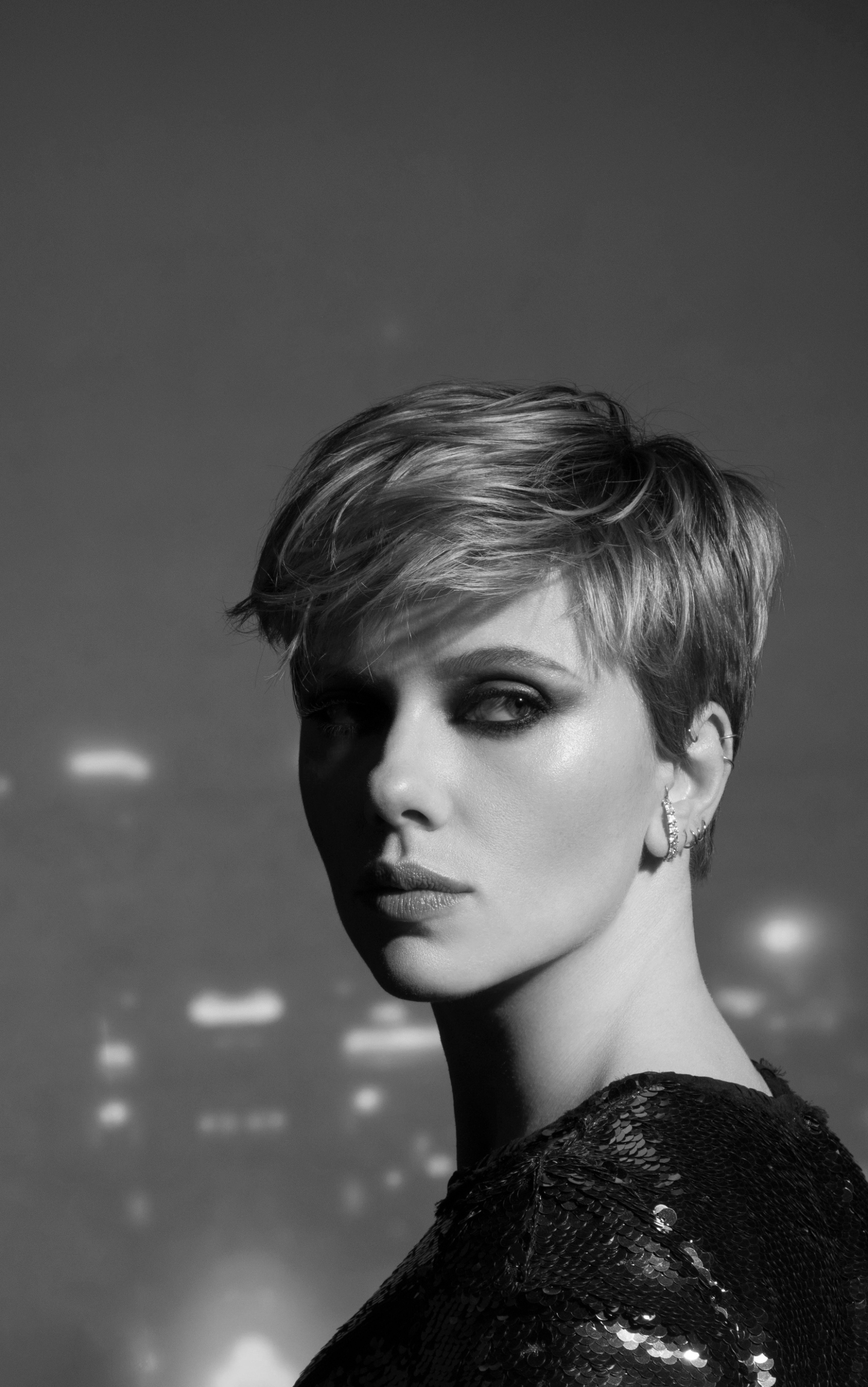 Descarga gratuita de fondo de pantalla para móvil de Scarlett Johansson, Blanco Y Negro, Americano, Blanco Negro, Celebridades, Cabello Corto, Actriz.