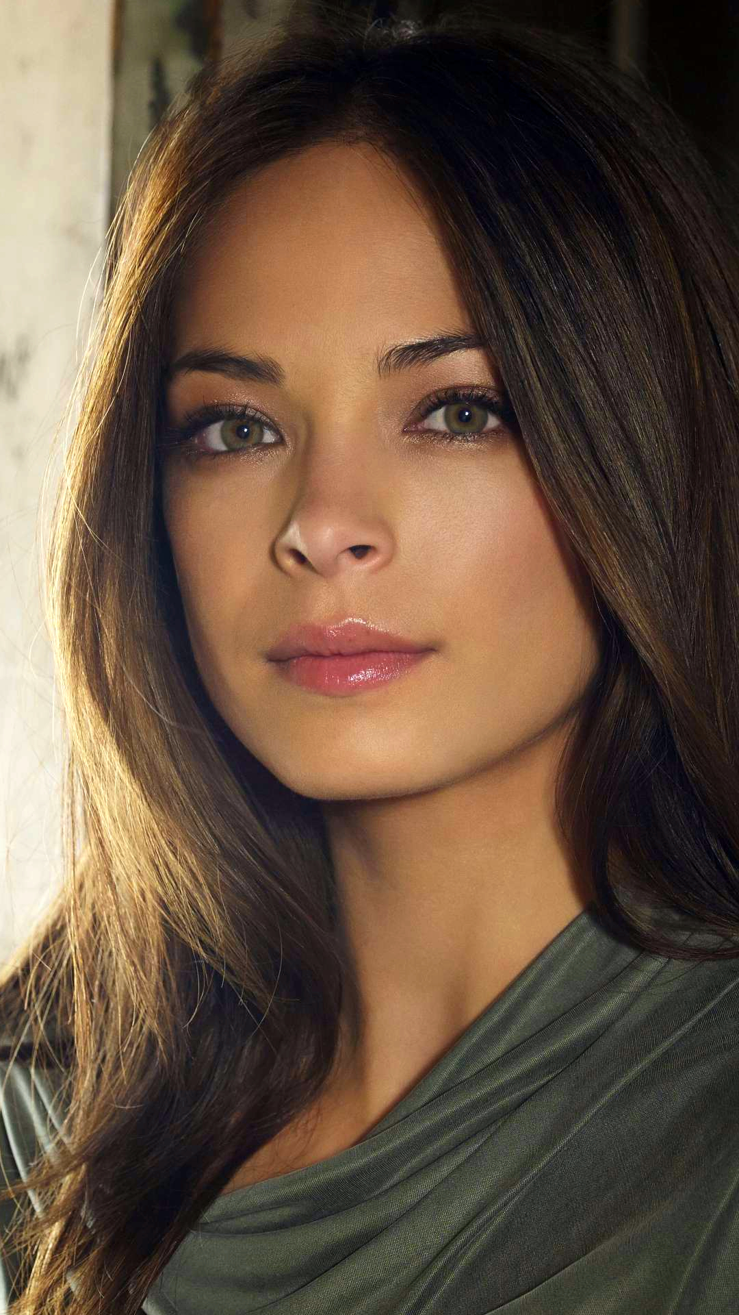 Descarga gratuita de fondo de pantalla para móvil de Celebridades, Kristin Kreuk.