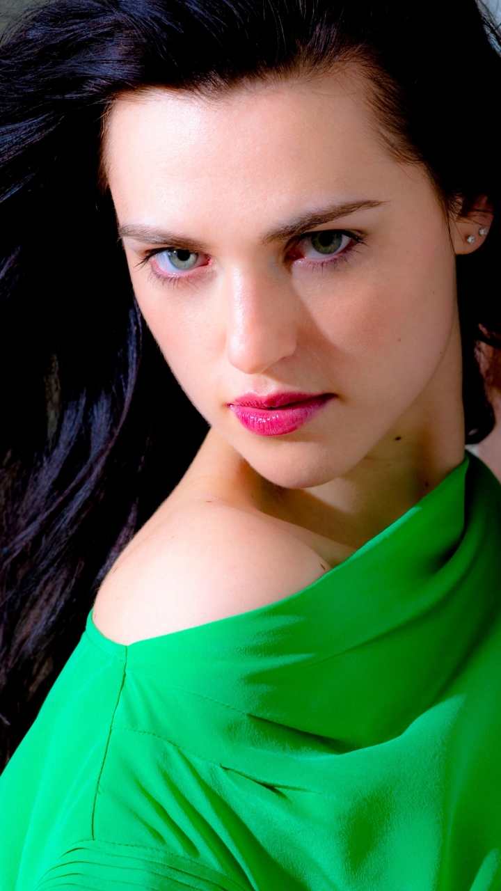 Handy-Wallpaper Grüne Augen, Kanadisch, Berühmtheiten, Schwarzes Haar, Darstellerin, Katie Mcgrath kostenlos herunterladen.