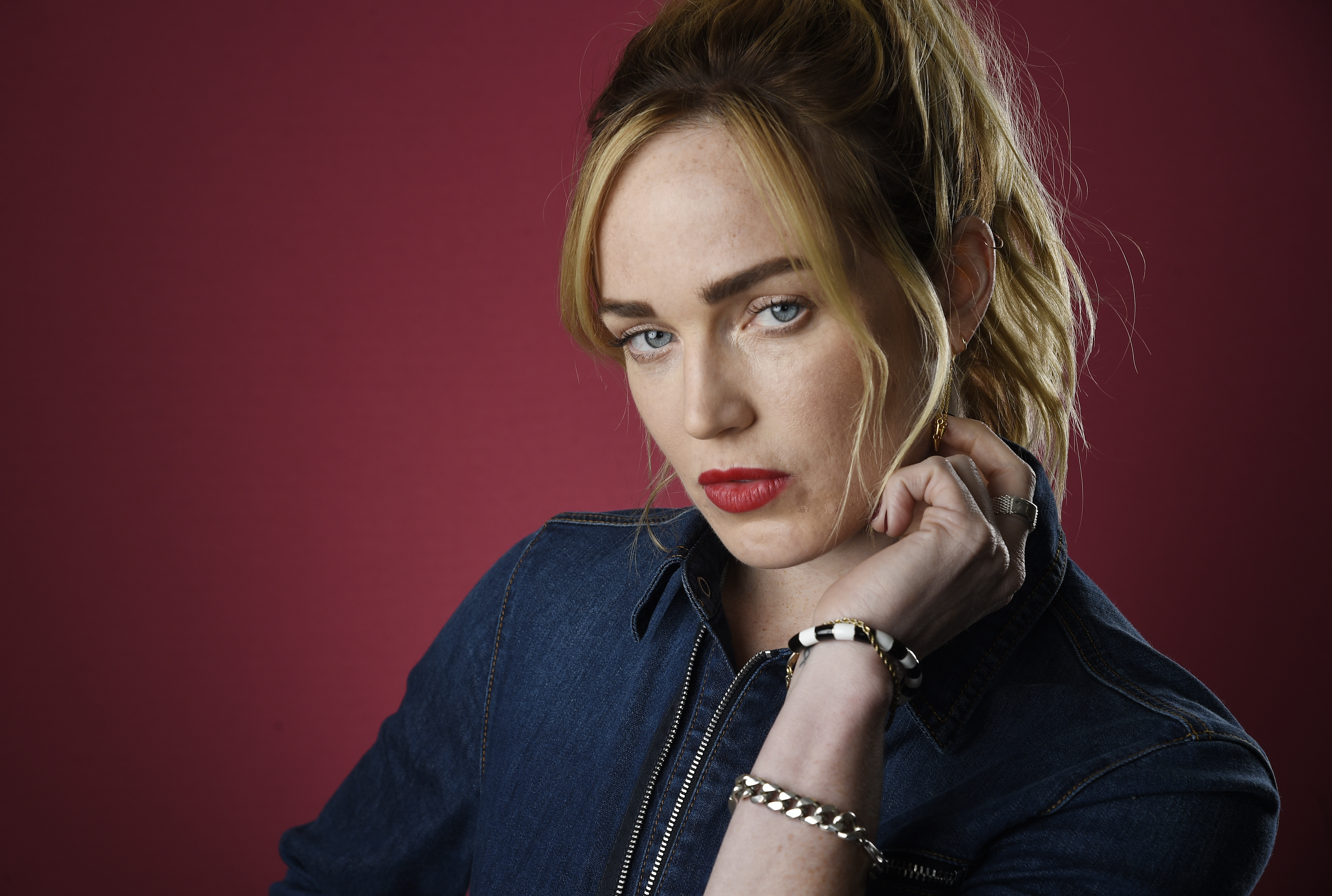 Free download wallpaper Blonde, Face, Blue Eyes, American, Celebrity, Actress, Lipstick, Caity Lotz on your PC desktop