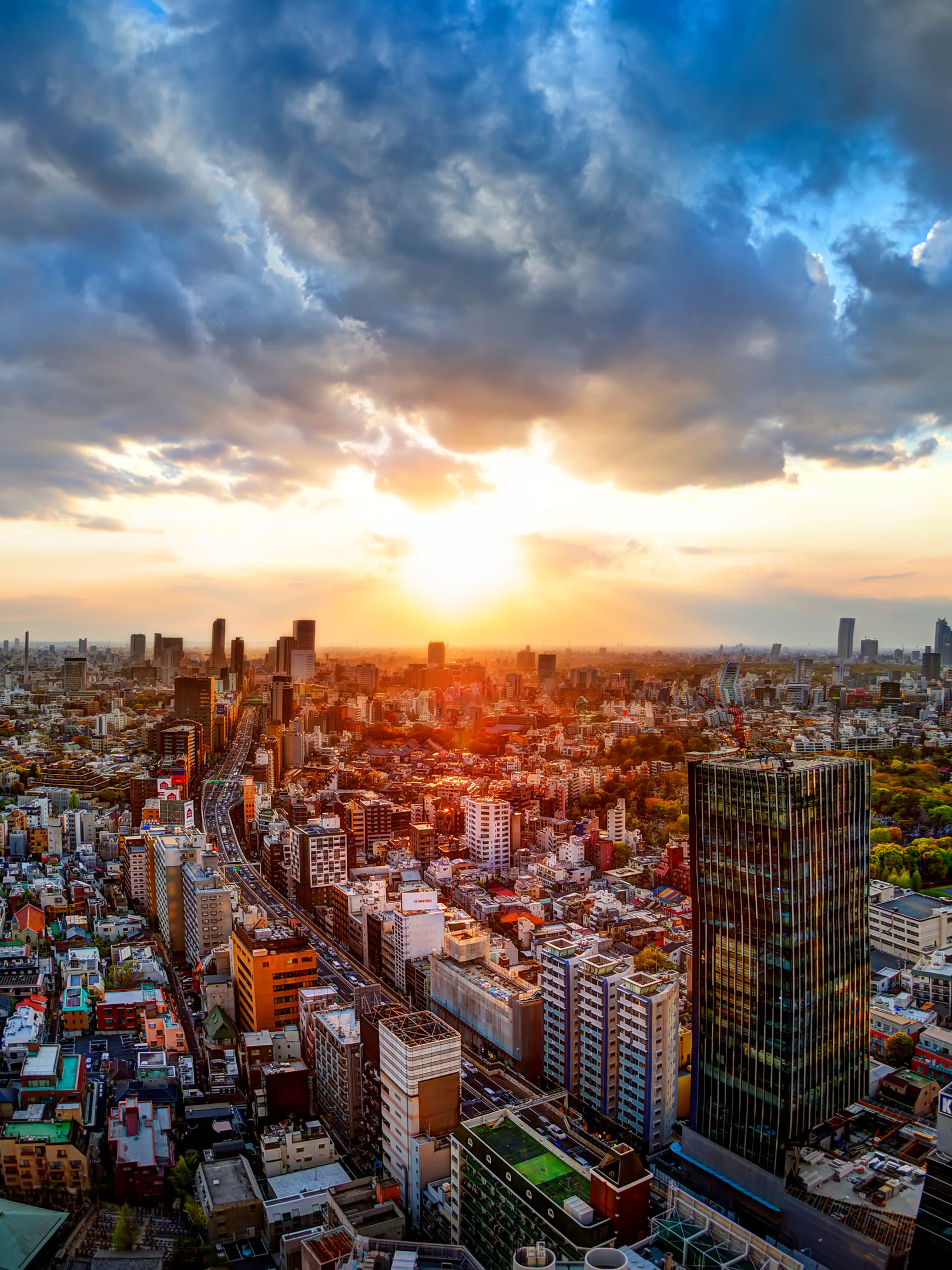 Скачати мобільні шпалери Міста, Небо, Хмарочос, Панорама, Японія, Хмара, Токіо, Створено Людиною, Захід Сонця безкоштовно.