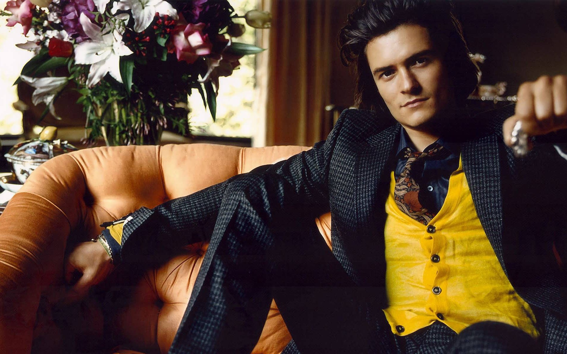 Download mobile wallpaper Orlando Bloom, Bouquet, Celebrity, Black Hair, Actor for free.