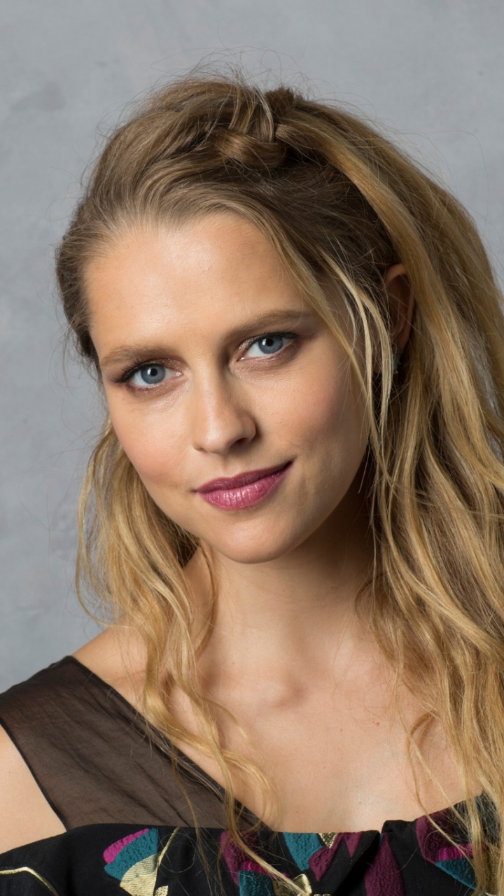 Download mobile wallpaper Blonde, Blue Eyes, American, Celebrity, Actress, Teresa Palmer for free.