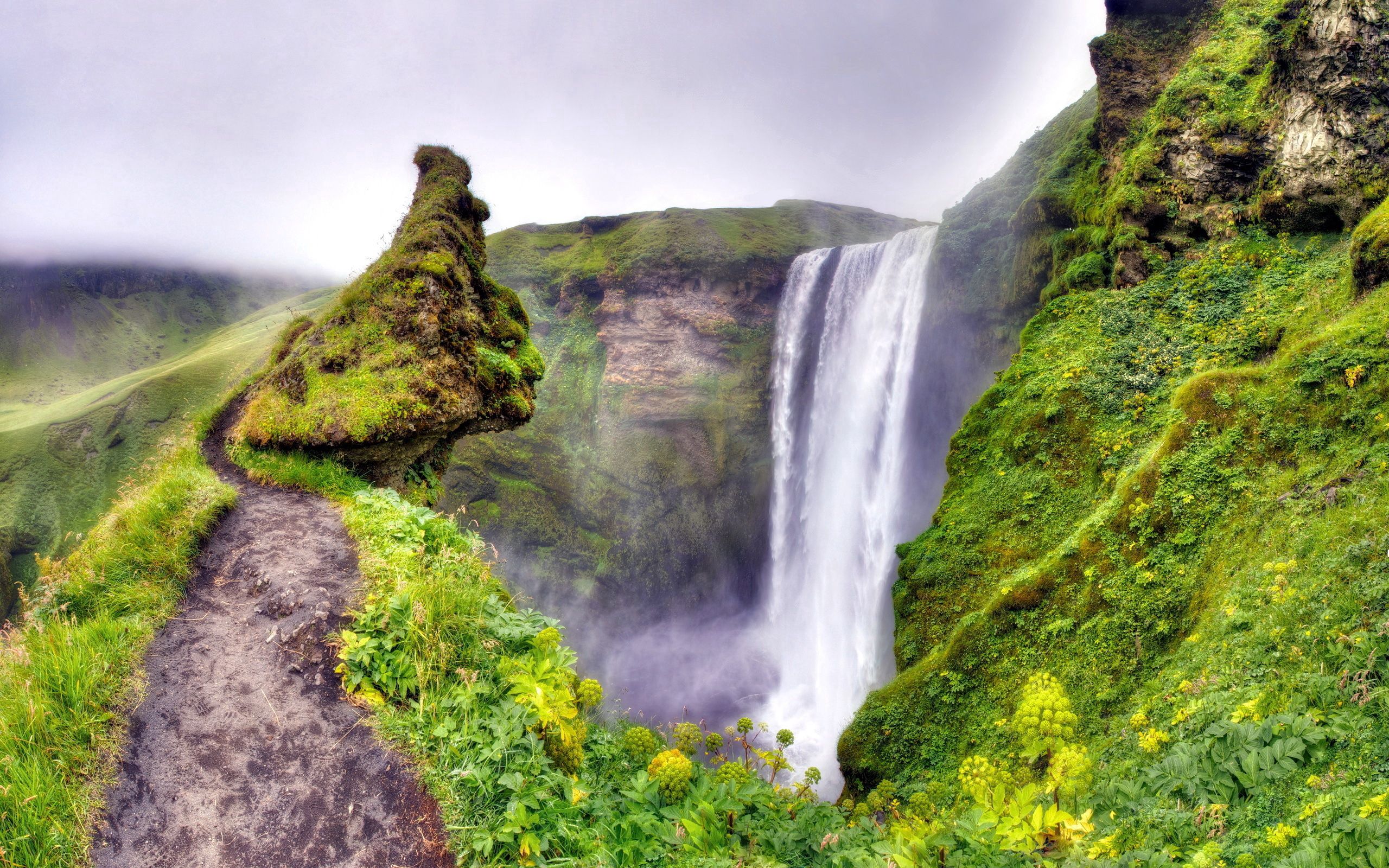 136055 скачать картинку водопад, природа, зеленый, мох, тропа - обои и заставки бесплатно