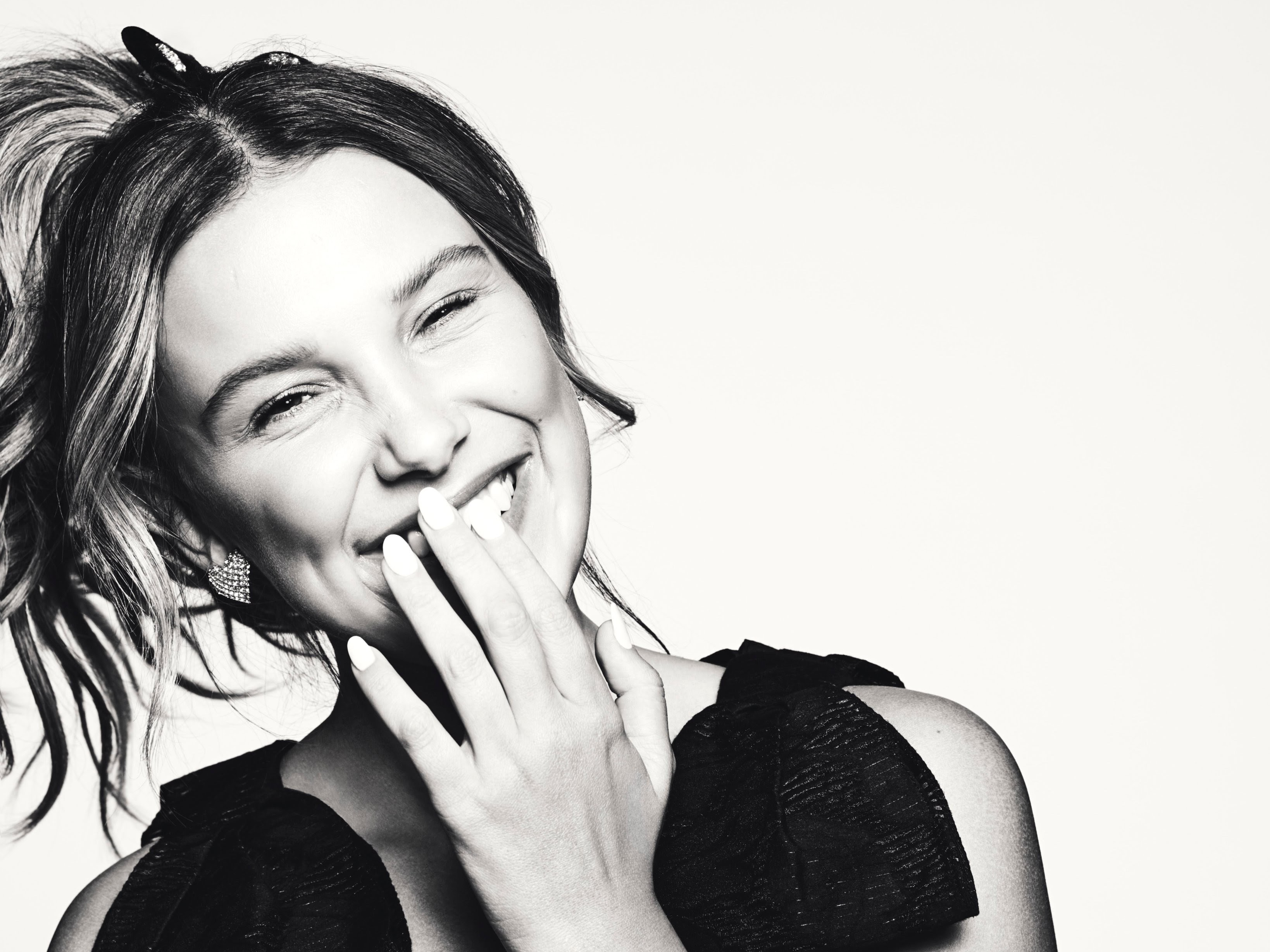Free download wallpaper Smile, Face, British, Celebrity, Black & White, Actress, Millie Bobby Brown on your PC desktop